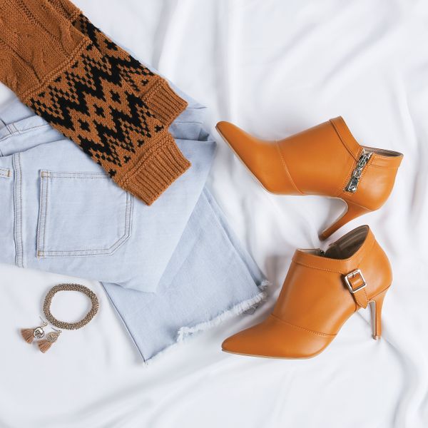 Autumn layering pieces arranged on white fabric — photo by Thang Nguyen on Pexels