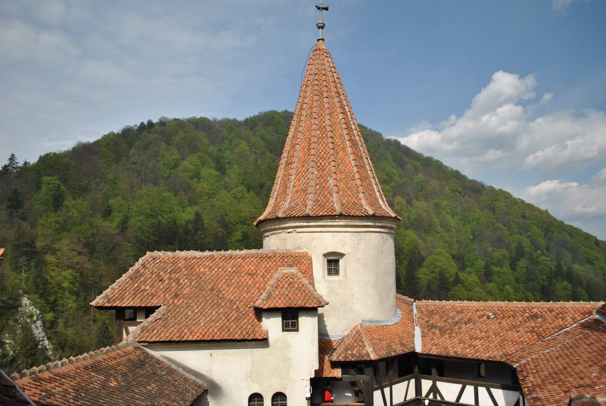 Turnul cu acoperis conic rosu al Castelului Bran