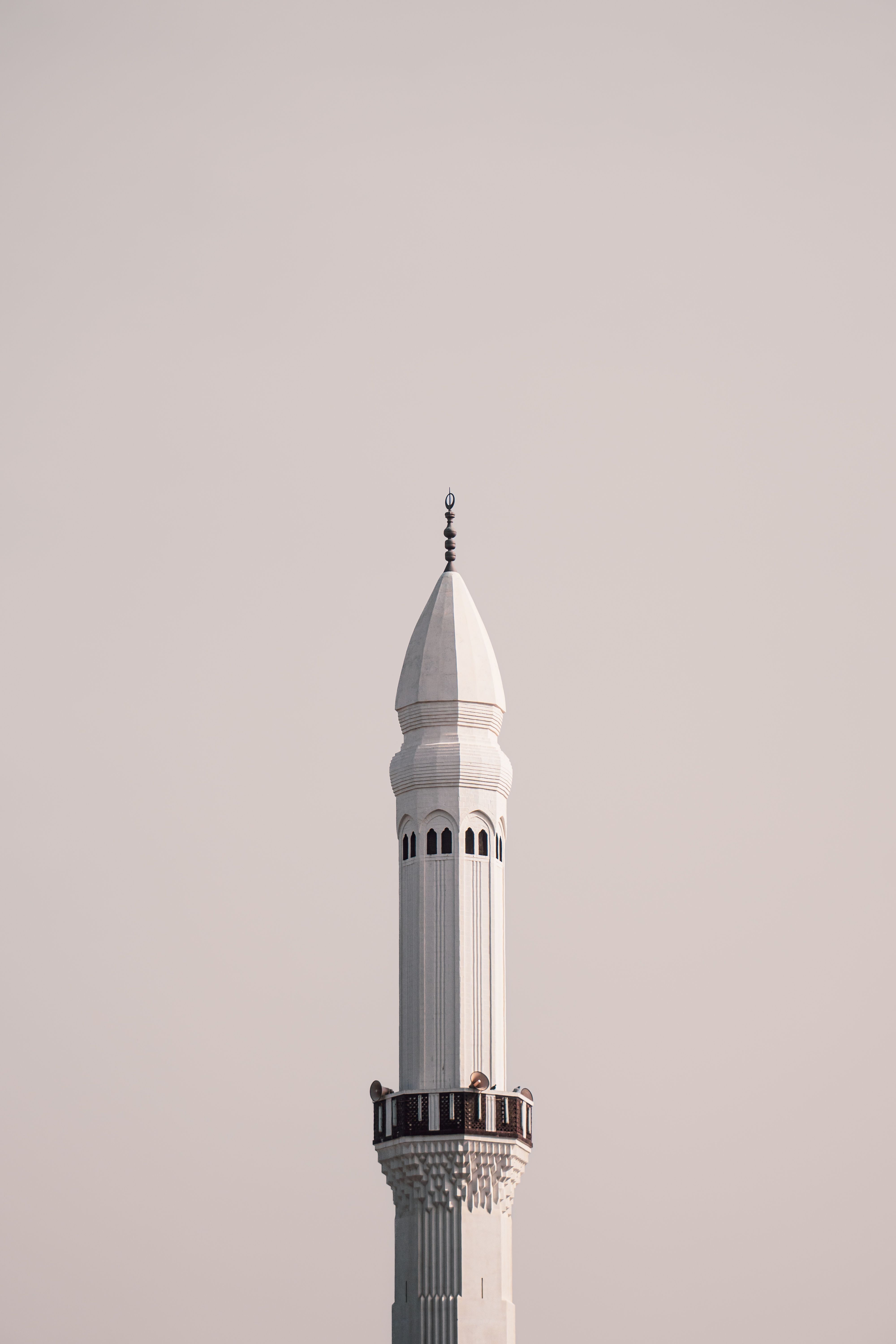 A minimalist view of a mosque minaret in Muscat, reflecting Islamic architecture against the sky.