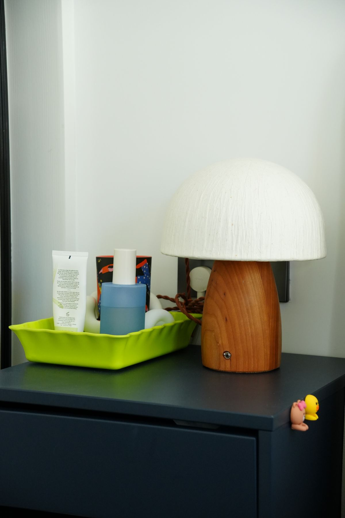 Lampe à silhouette champignon posée sur une table sombre
