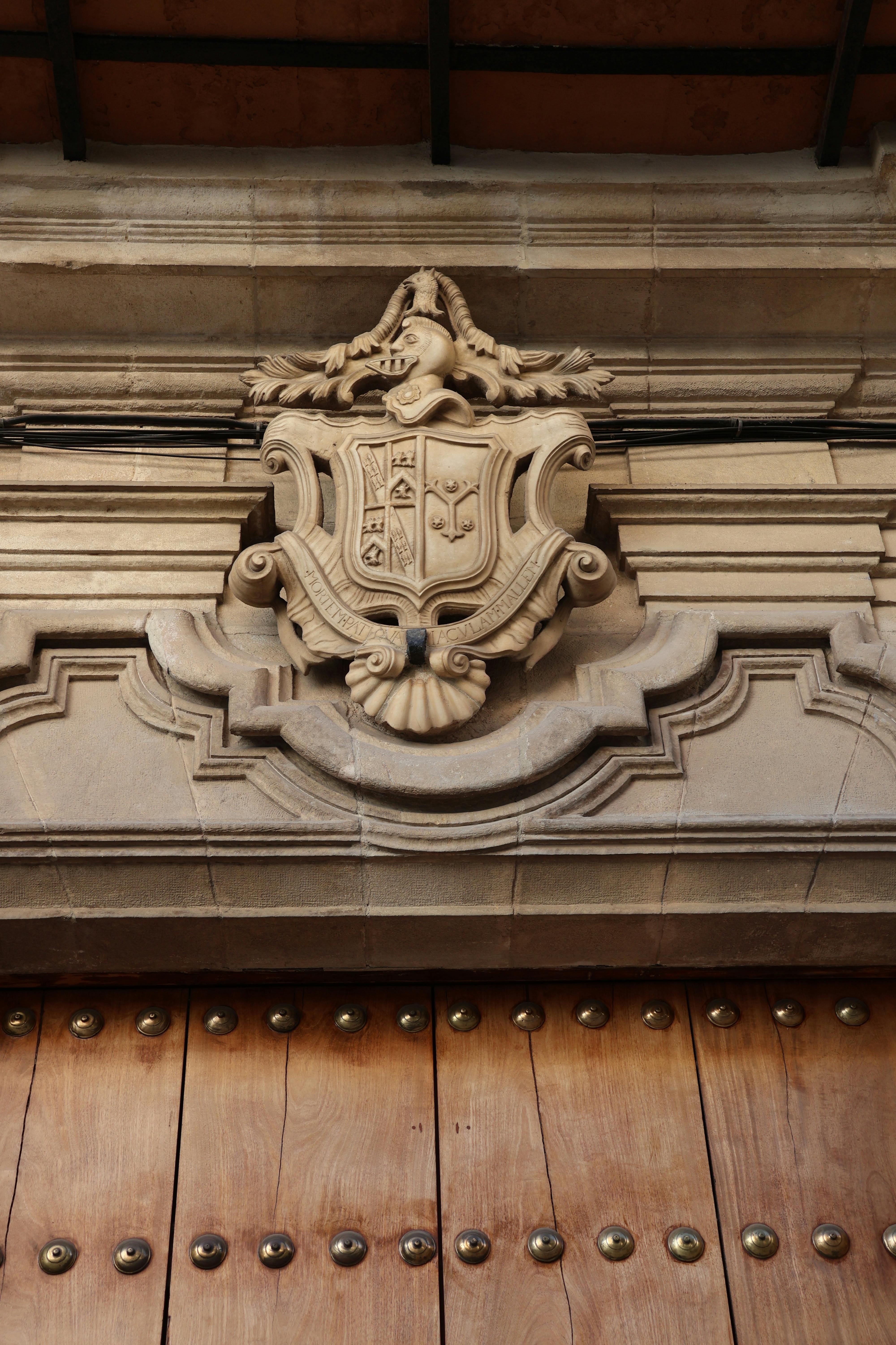casa palacio de O'Ryan y el escudo heráldico que corona el dintel de la puerta
