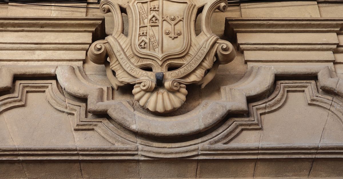 Historic Stone Crest in El Puerto de Santa María · Free Stock Photo