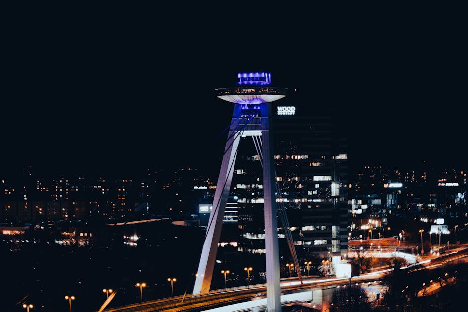 Vista noturna deslumbrante do mirante UFO em Bratislava, Eslováquia, exibindo o vibrante horizonte da cidade.