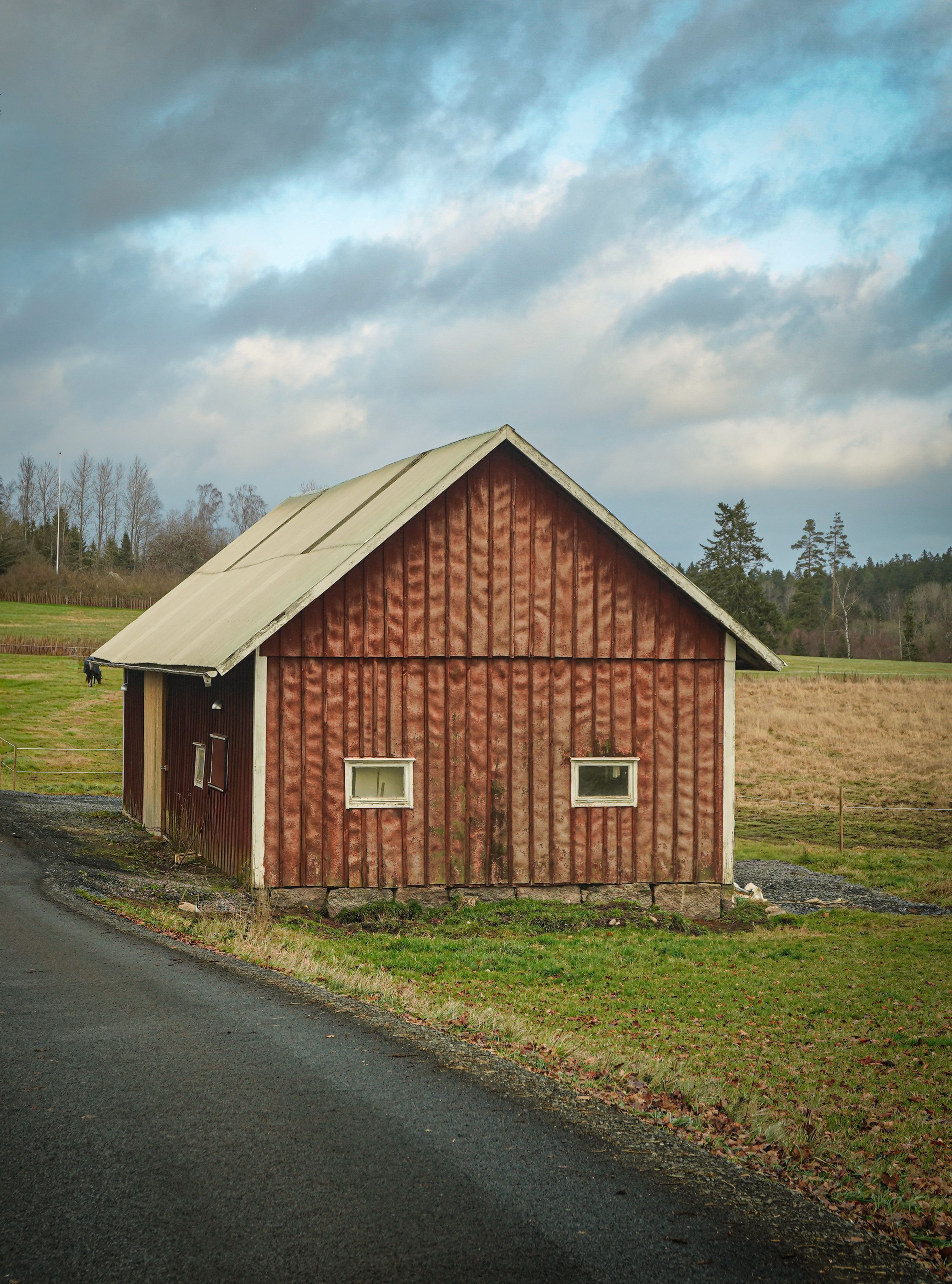 Rustic Red Barn in Tranquil Countryside · Free Stock Photo