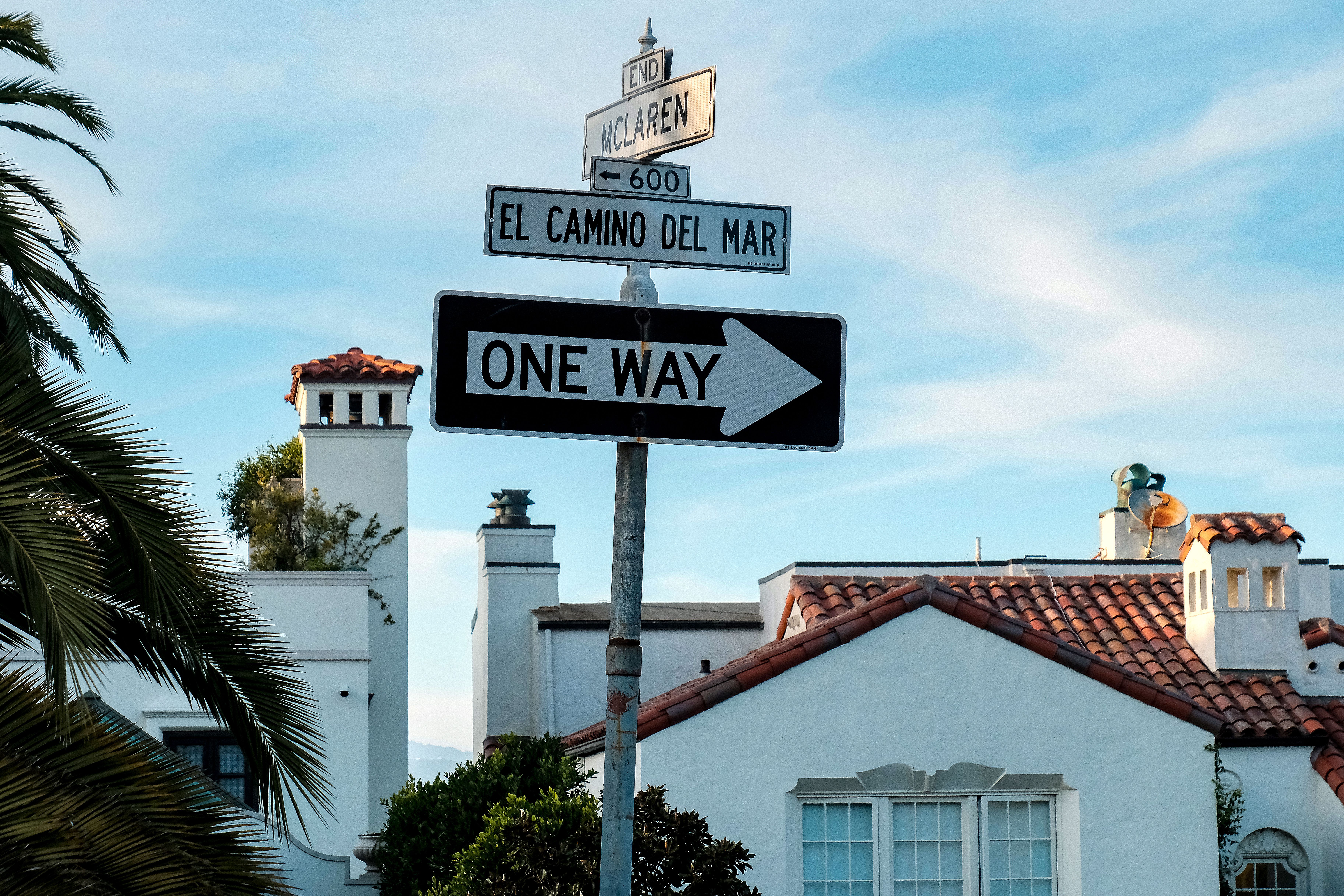 Street signs near Spanish-style architecture in California · Free Stock ...