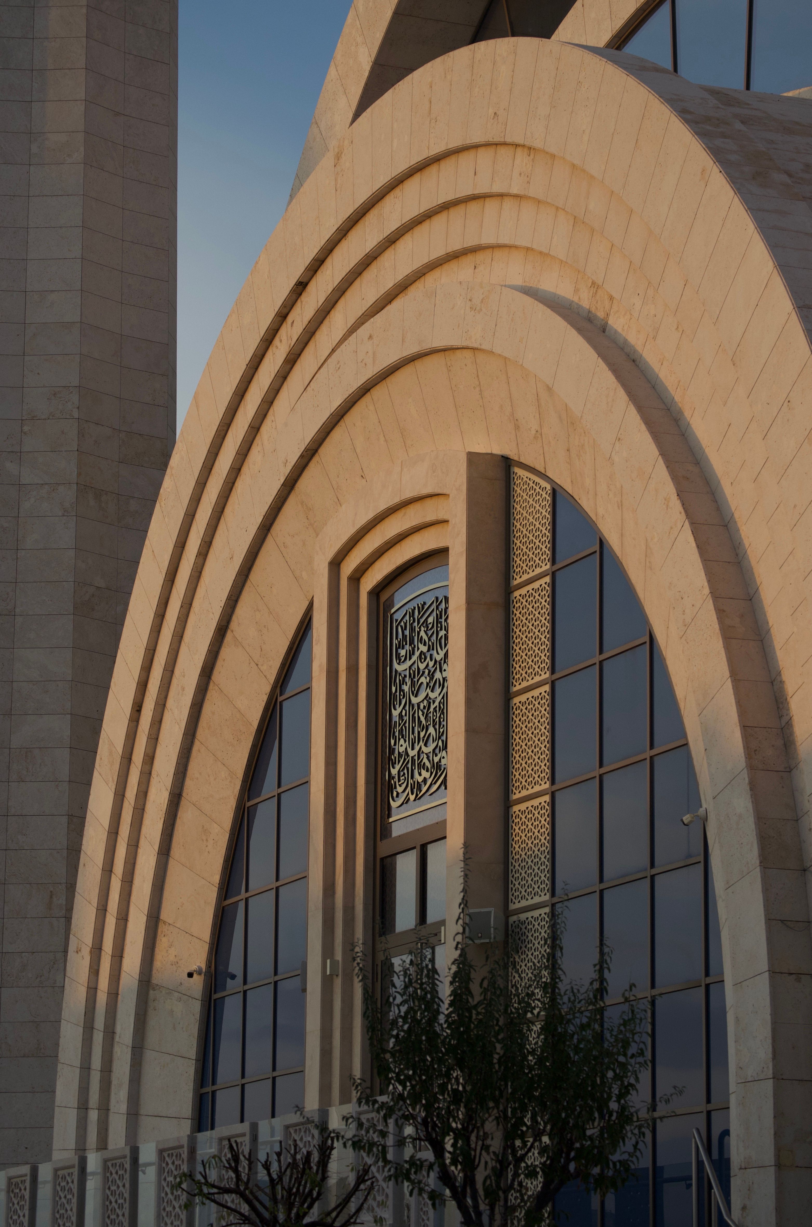 Elegant Mosque Facade with Arched Architecture · Free Stock Photo
