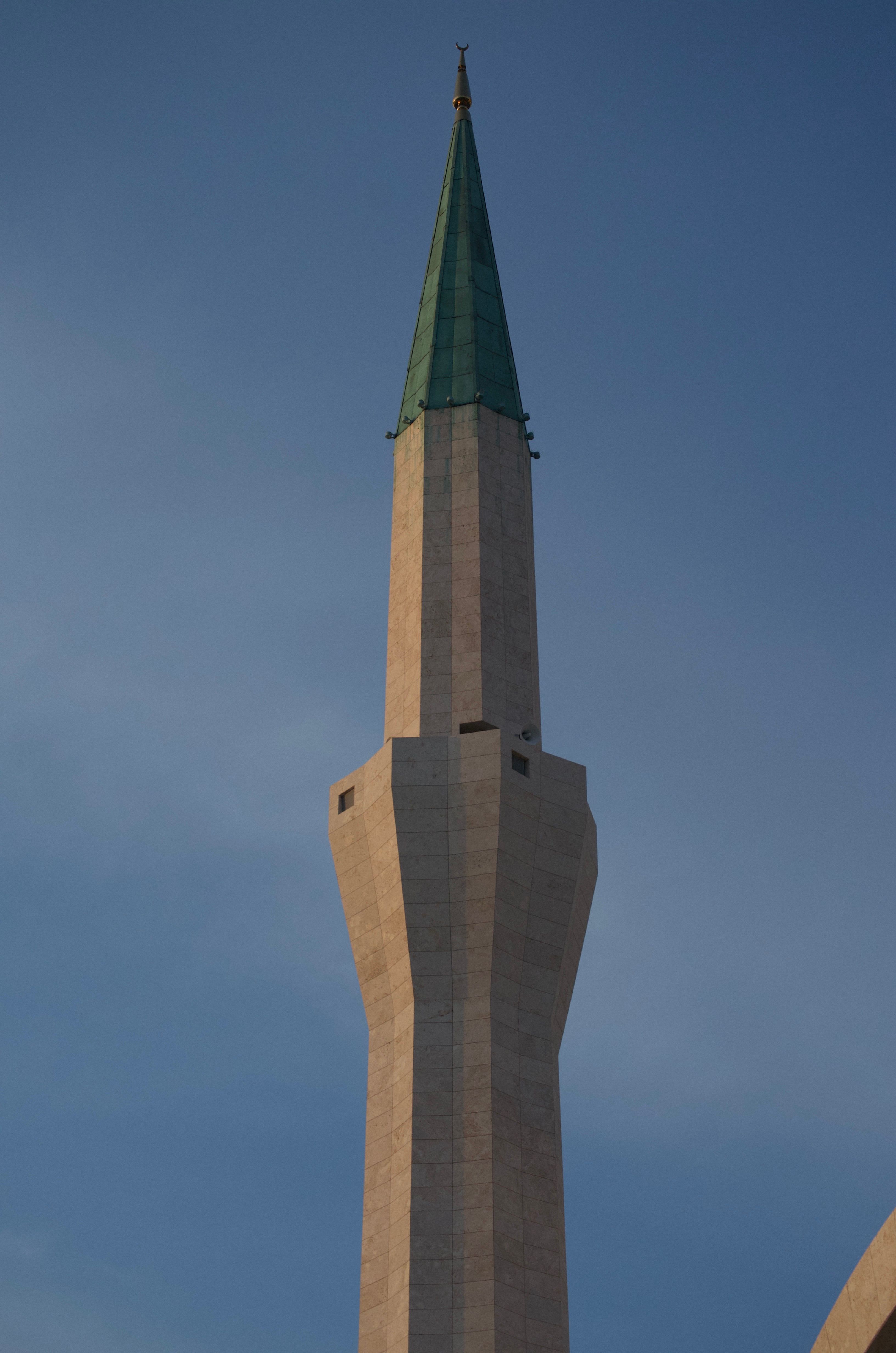 Tall Mosque Minaret Against Blue Sky · Free Stock Photo