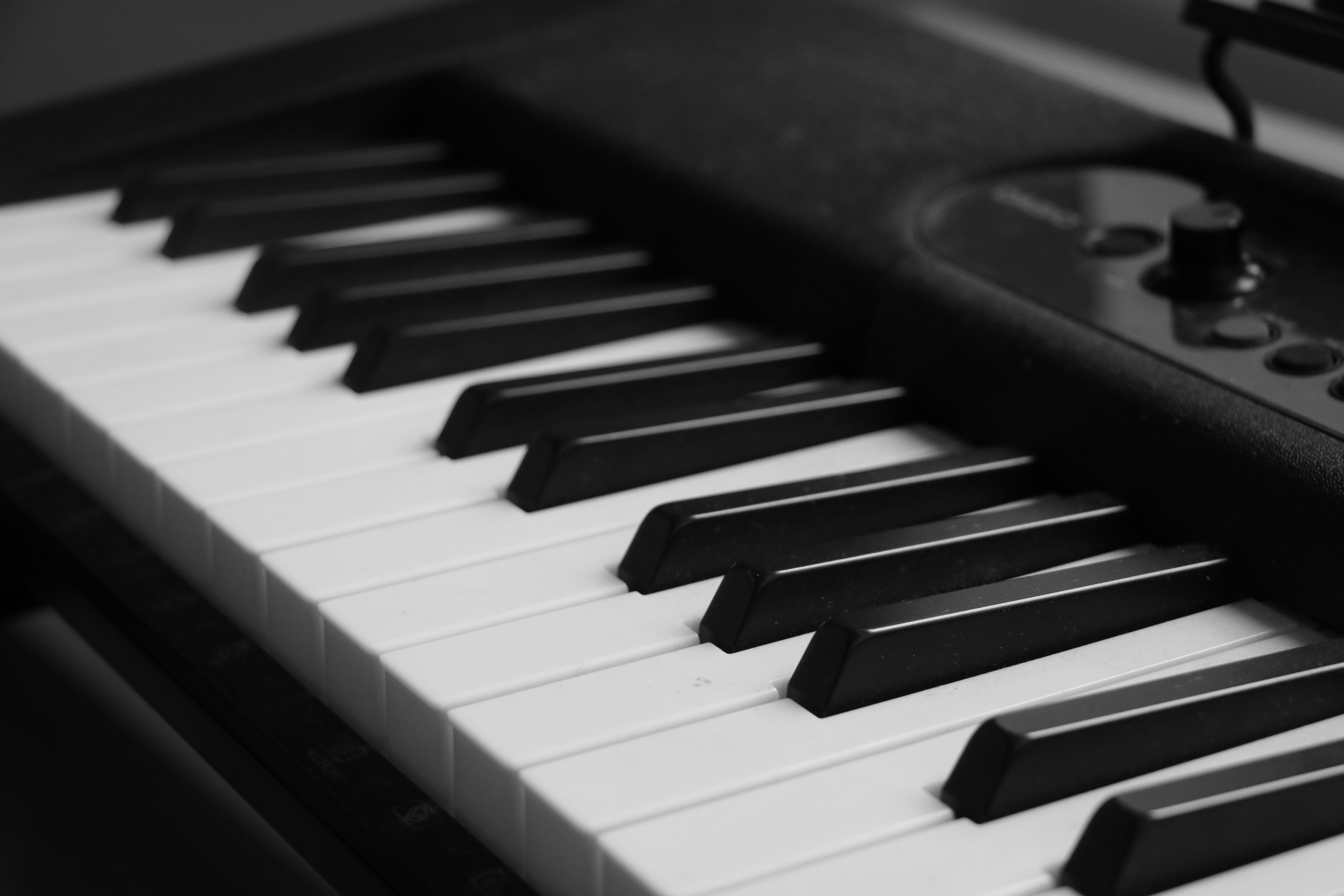 Stylish Black and White Electronic Keyboard · Free Stock Photo