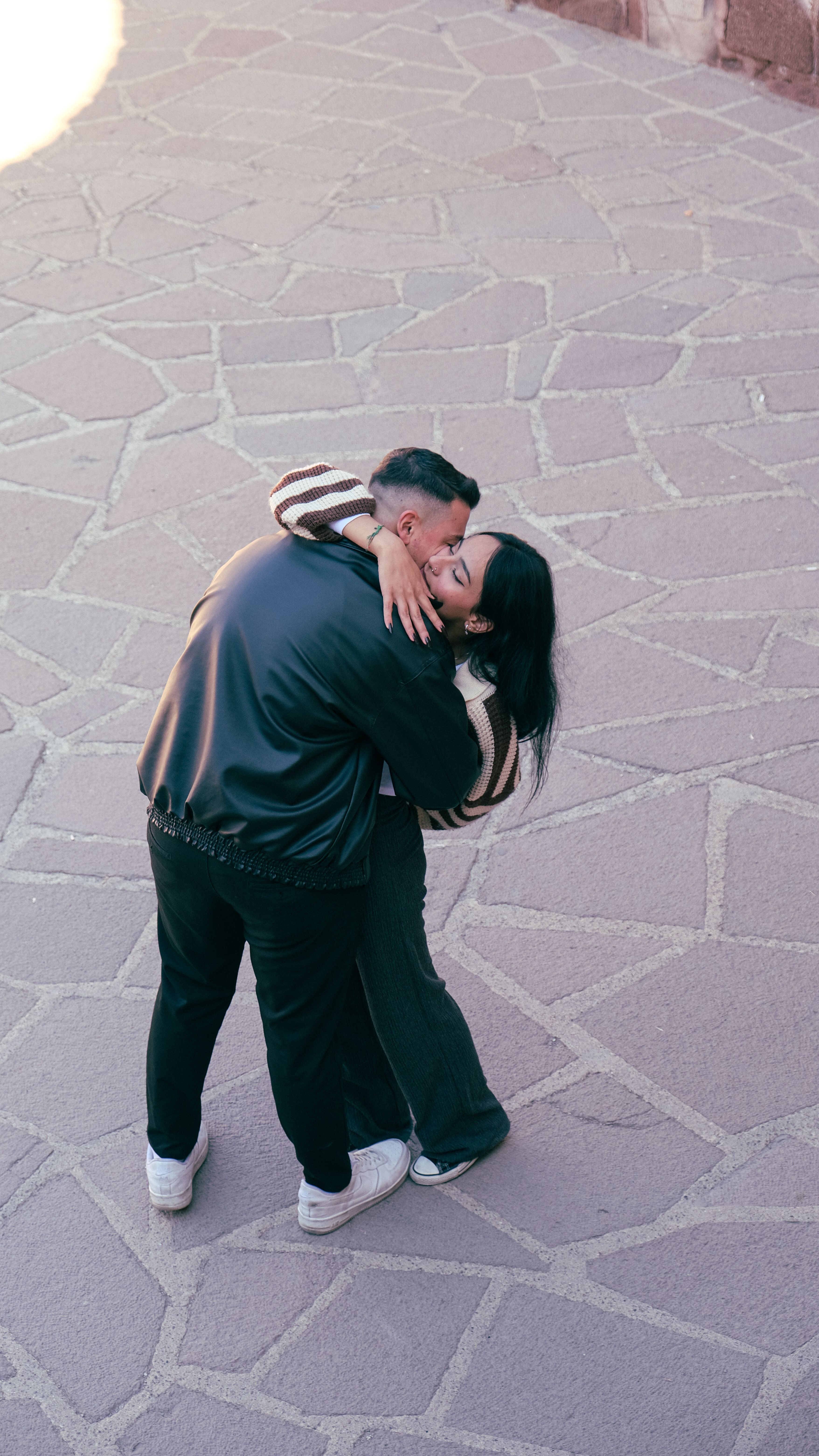 Abrazo Romántico En La Calle Adoquinada · Foto de stock gratuita