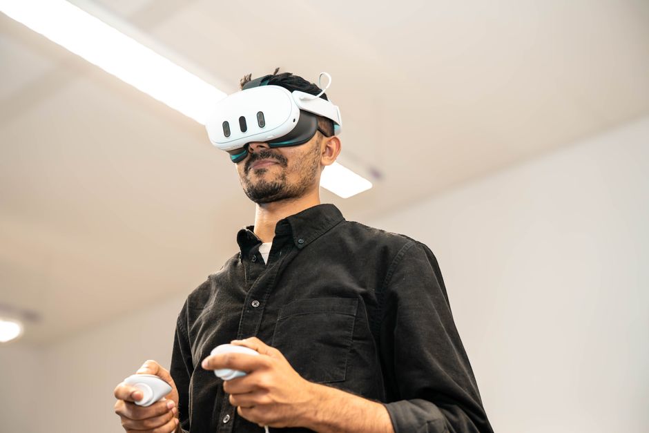 Context-Aware AI for Proactive AR