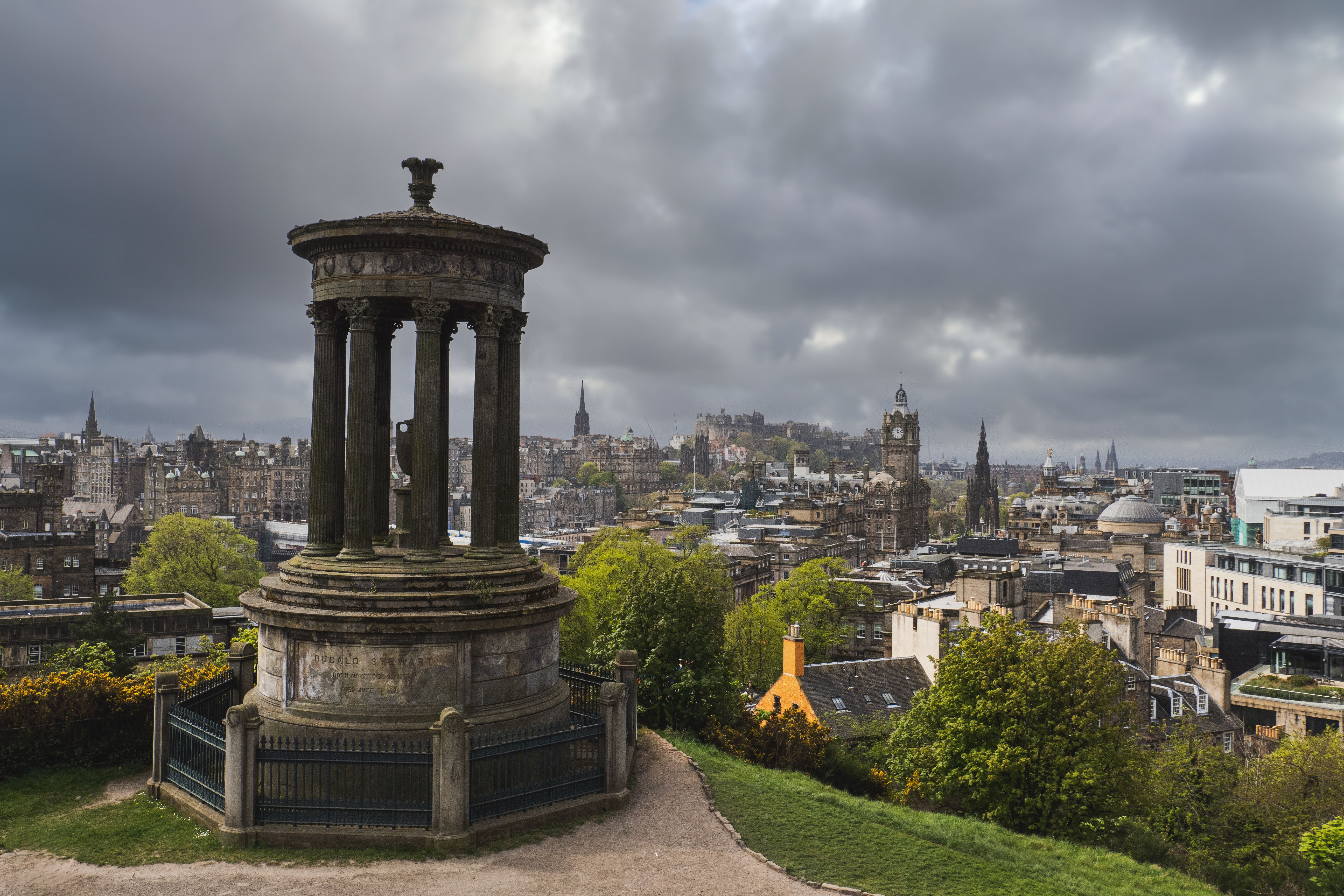 De franc Vista panoràmica de la ciutat d'Edimburg des de Calton Hill amb cels espectaculars i una vegetació exuberant. Foto d'estoc