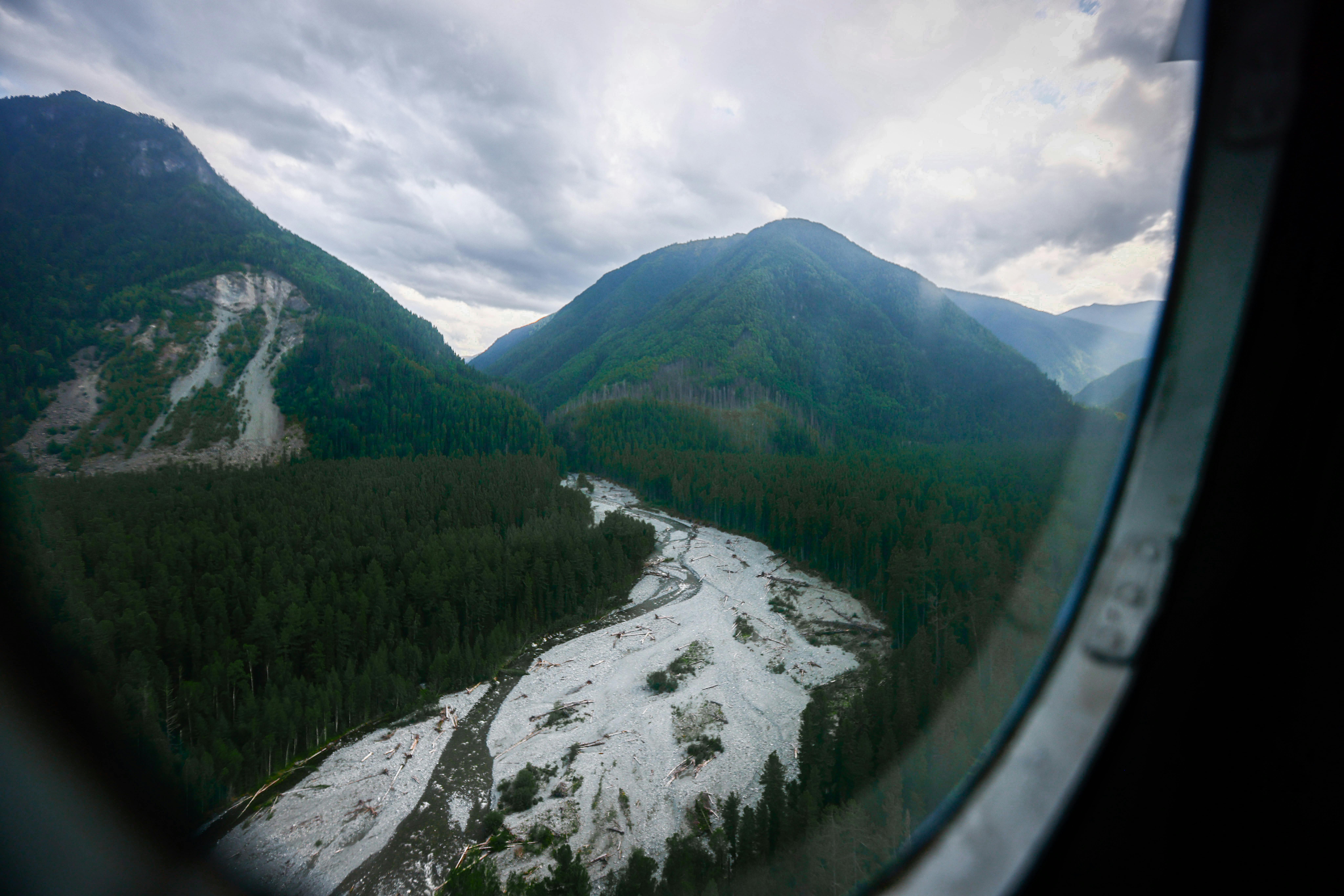 Peisaj montan văzut de sus, simbol al grandoarei cuvântului majestic