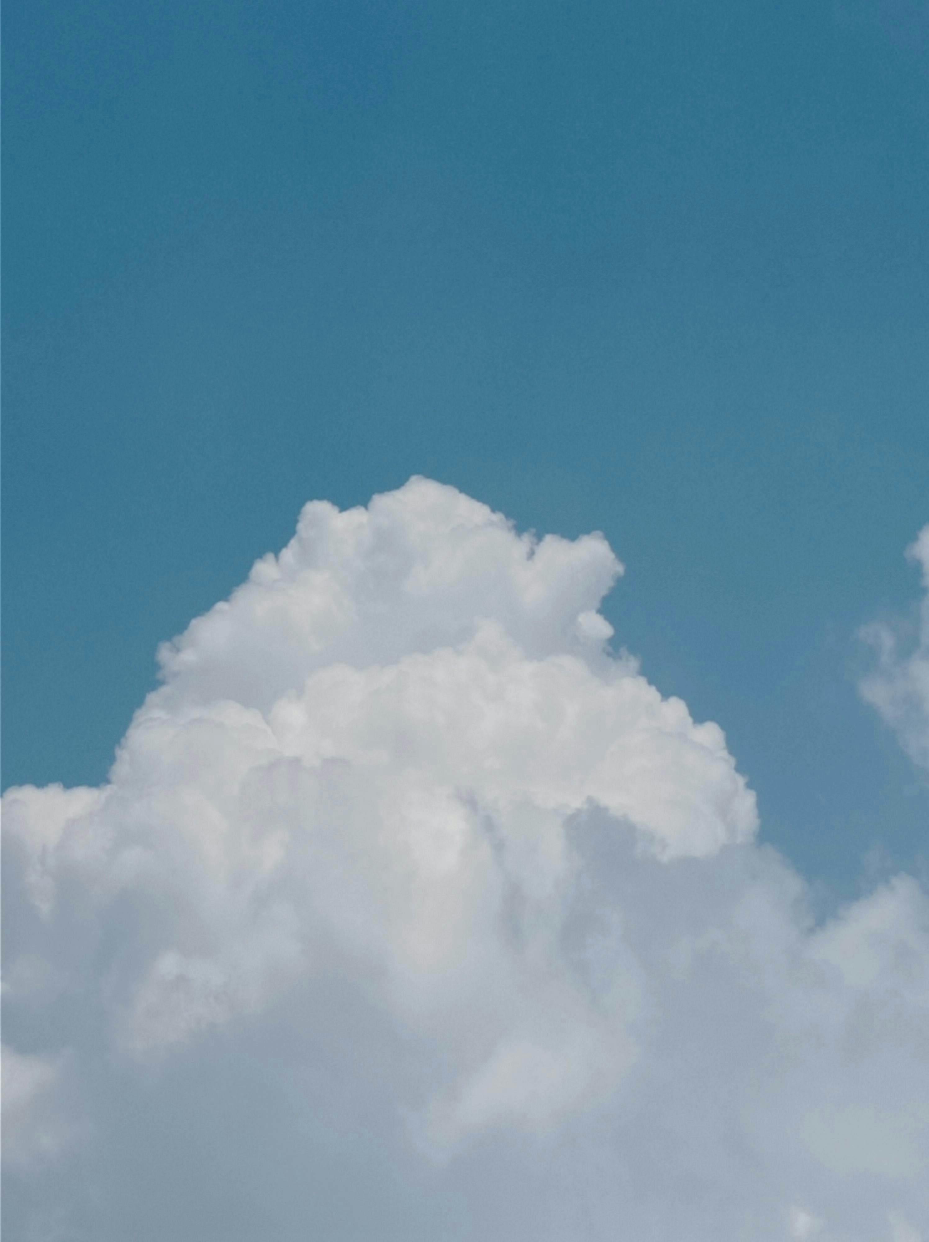 gratis Een vredig uitzicht op stapelwolken tegen een helderblauwe lucht, die de natuurlijke schoonheid laten zien. Stockfoto