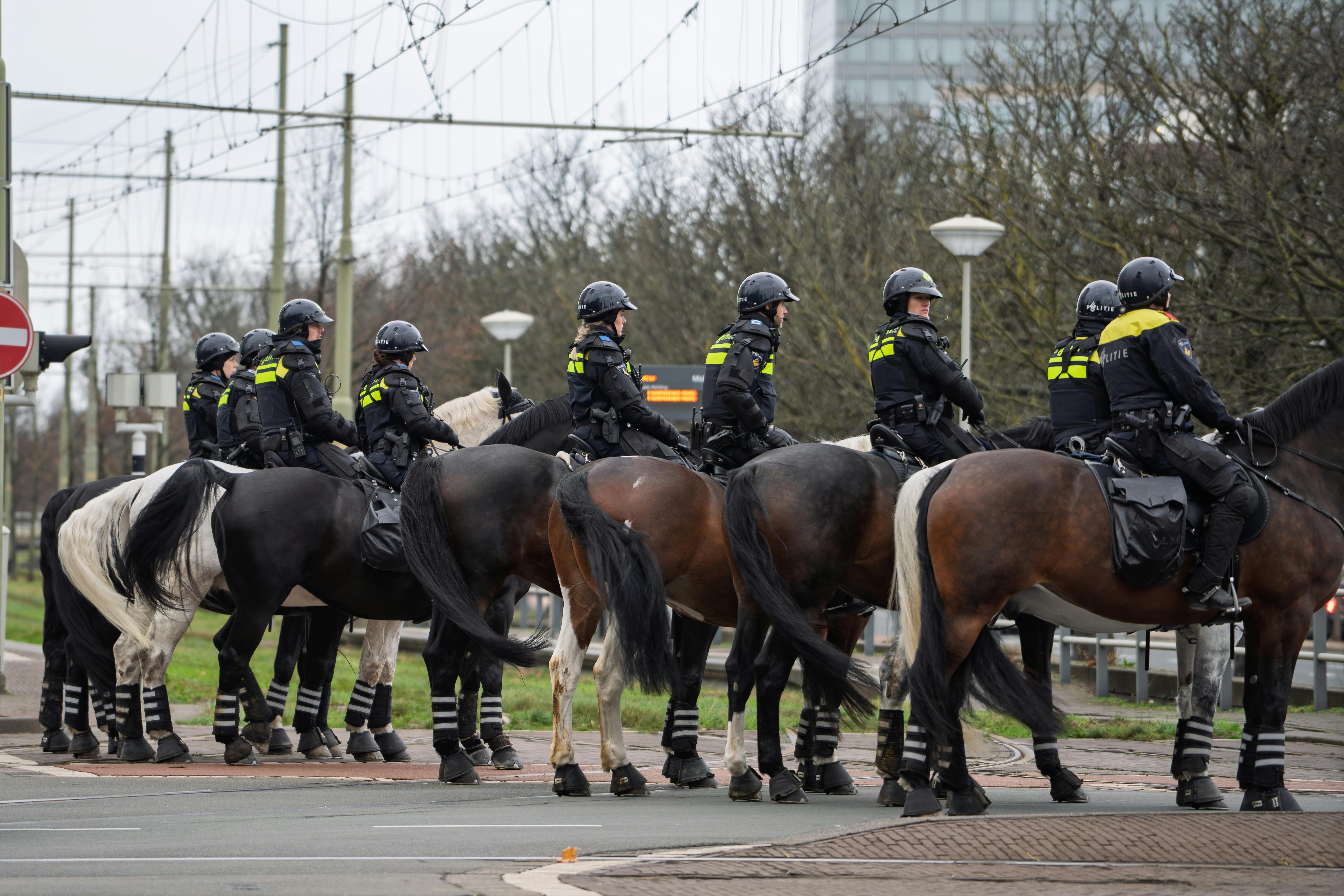 Sahada zorlu şartlar altında görev yapan bir polis memurunun, mesleğin tehlikelerini ve toplumsal hizmetin manevi değerini yansıtan fotoğrafı.