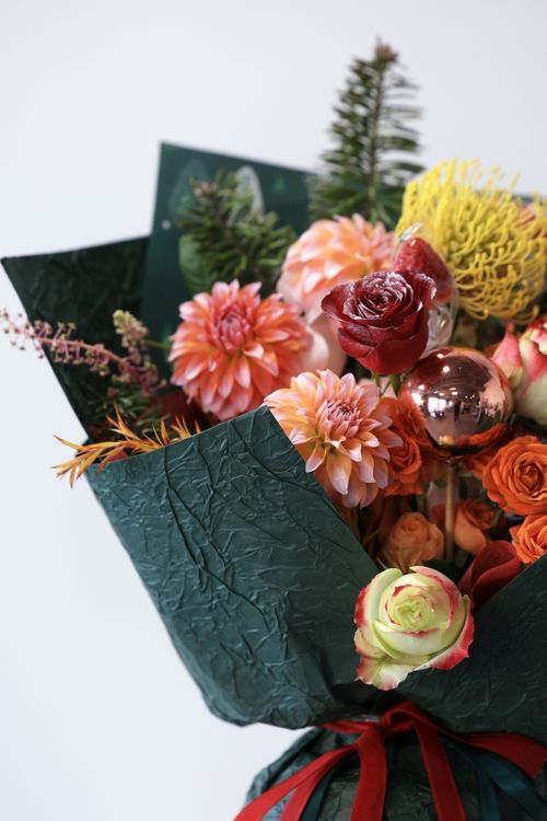 Free Vibrant bouquet of mixed flowers with festive decorations, perfect for celebrations. Stock Photo