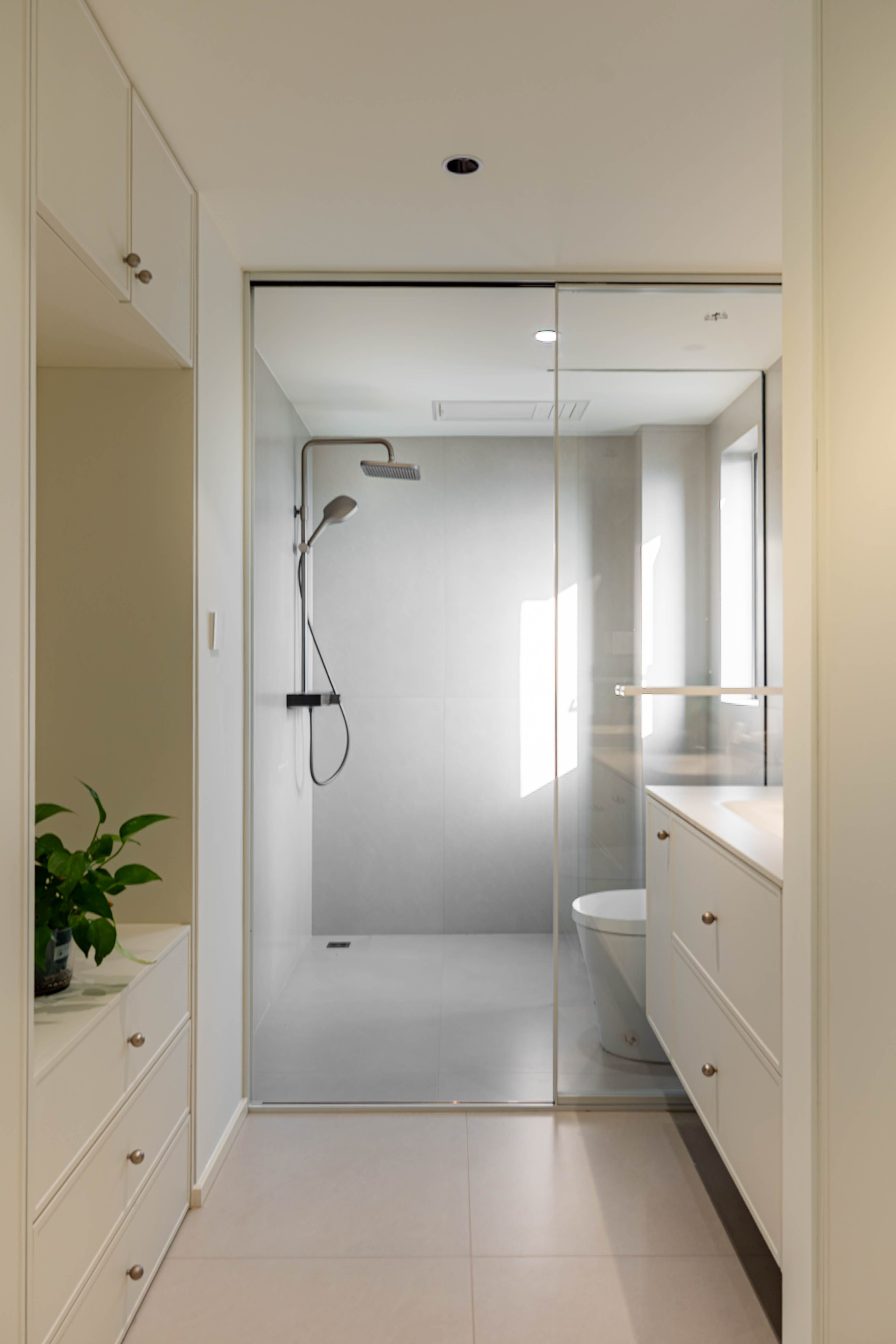 Modern Minimalist Bathroom Interior Design · Free Stock Photo