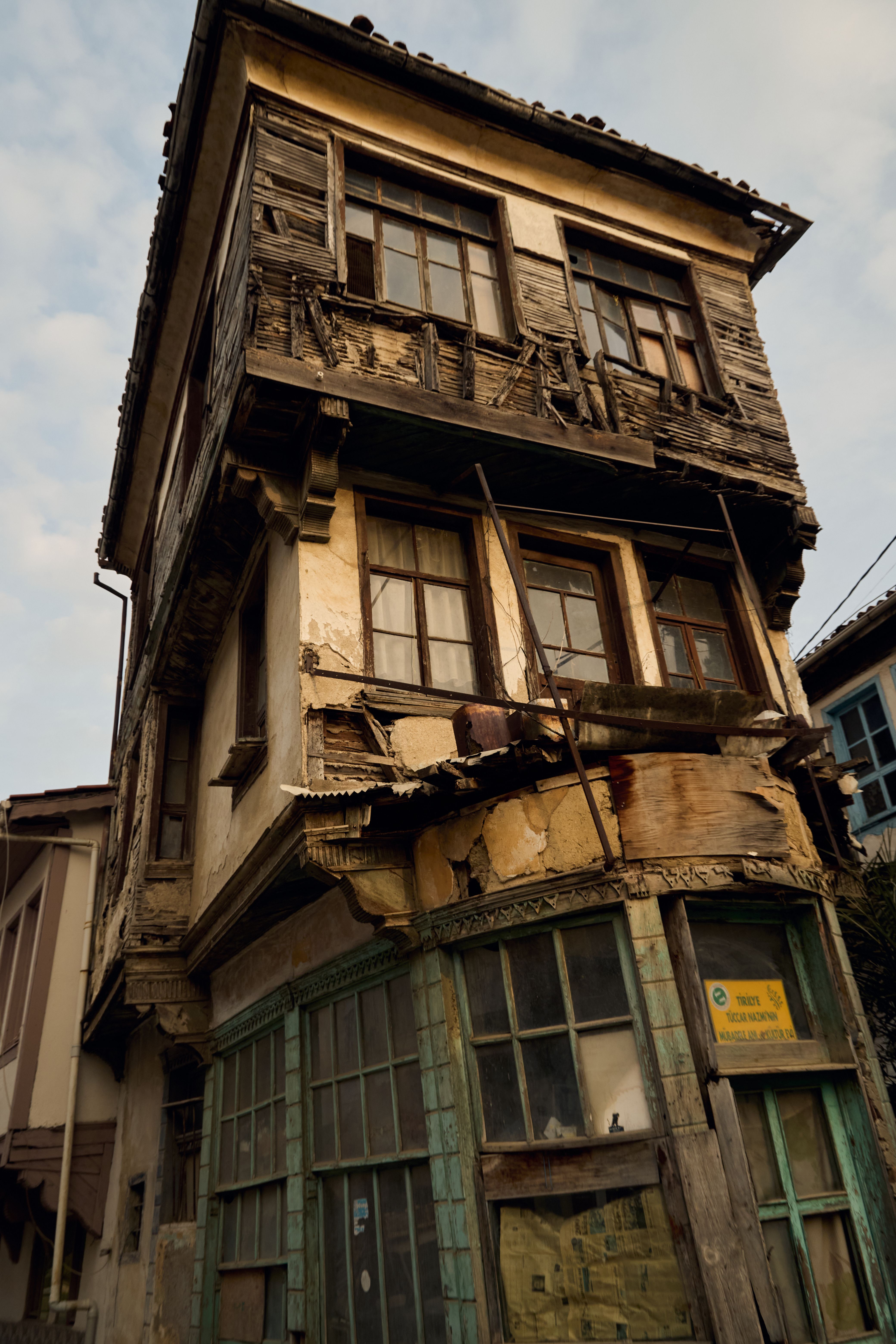 Vintage Abandoned Building with Rustic Charm · Free Stock Photo