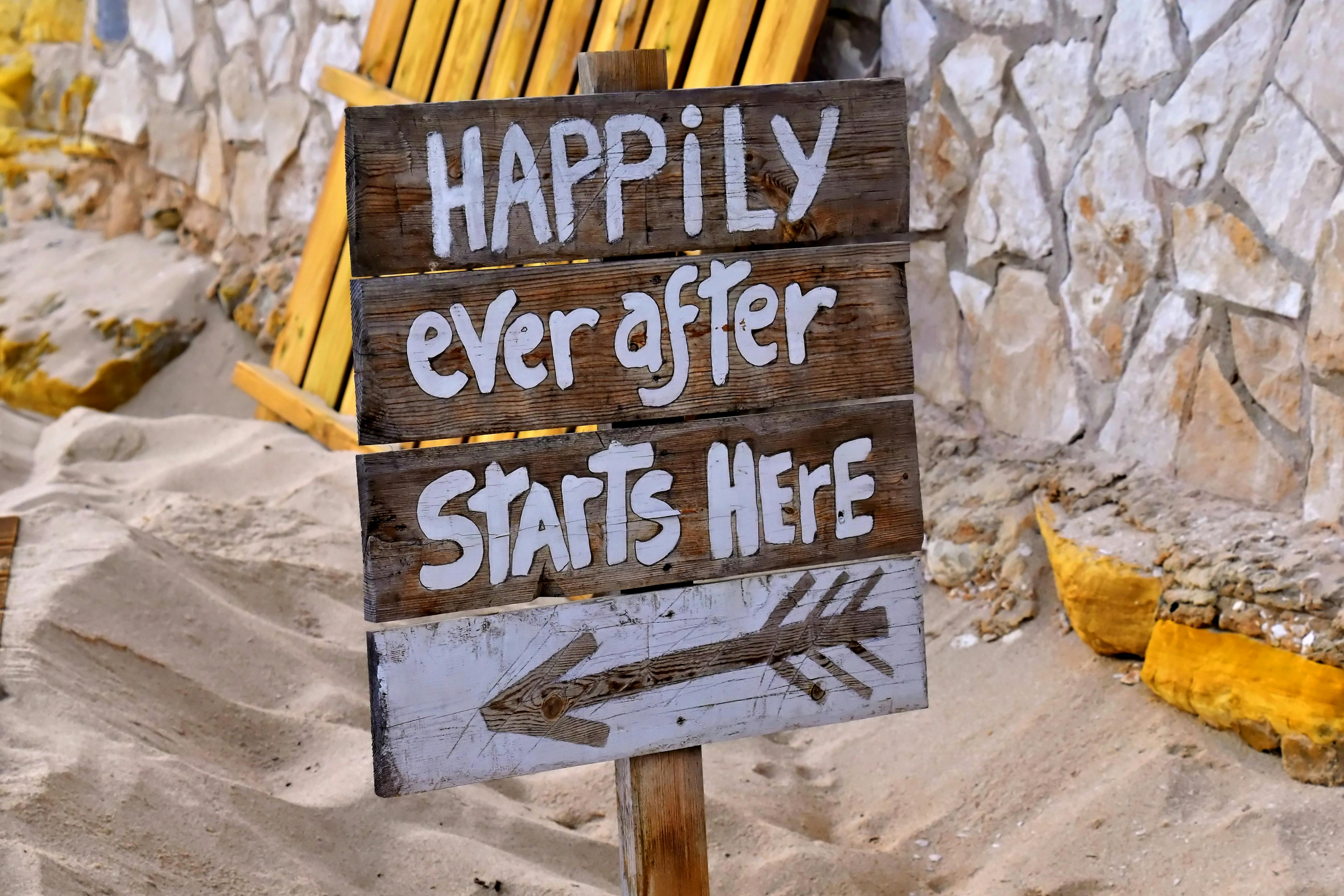 Kumsal düğünü akşam aydınlatma dekorasyonu, peri ışıkları, fenerler ve romantik ambiyans ile gece düğün konsepti