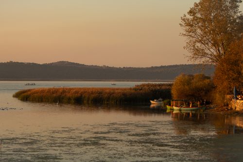 Free Peaceful lake at sunset in Bursa, Türkiye, featuring boats and scenic natural landscape. Stock Photo
