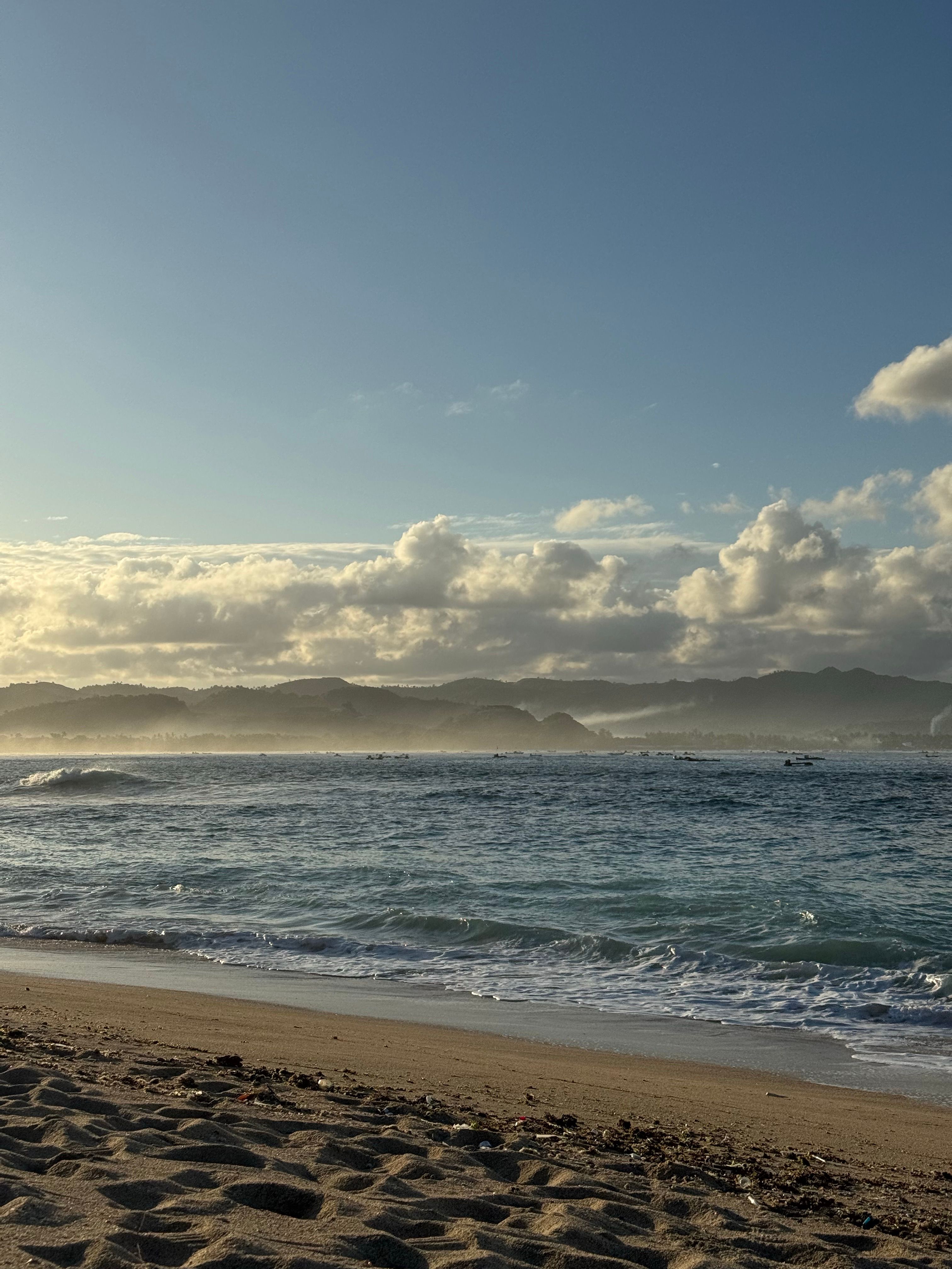 Tranquila Vista Al Mar Al Atardecer En La Playa De Arena · Foto de ...