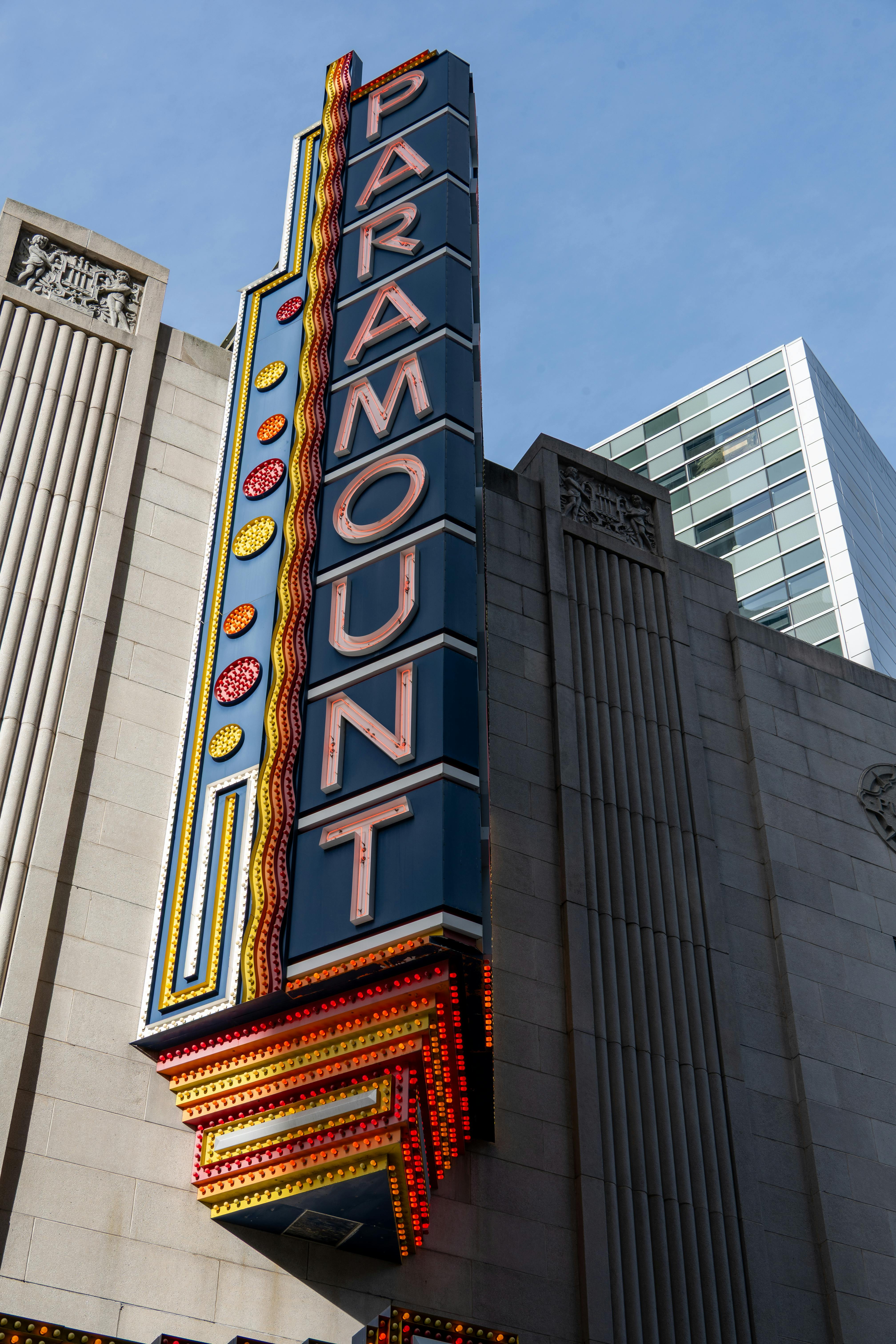 Gratis Vista vertical del letrero del Teatro Paramount en Boston, Massachusetts. Foto de stock