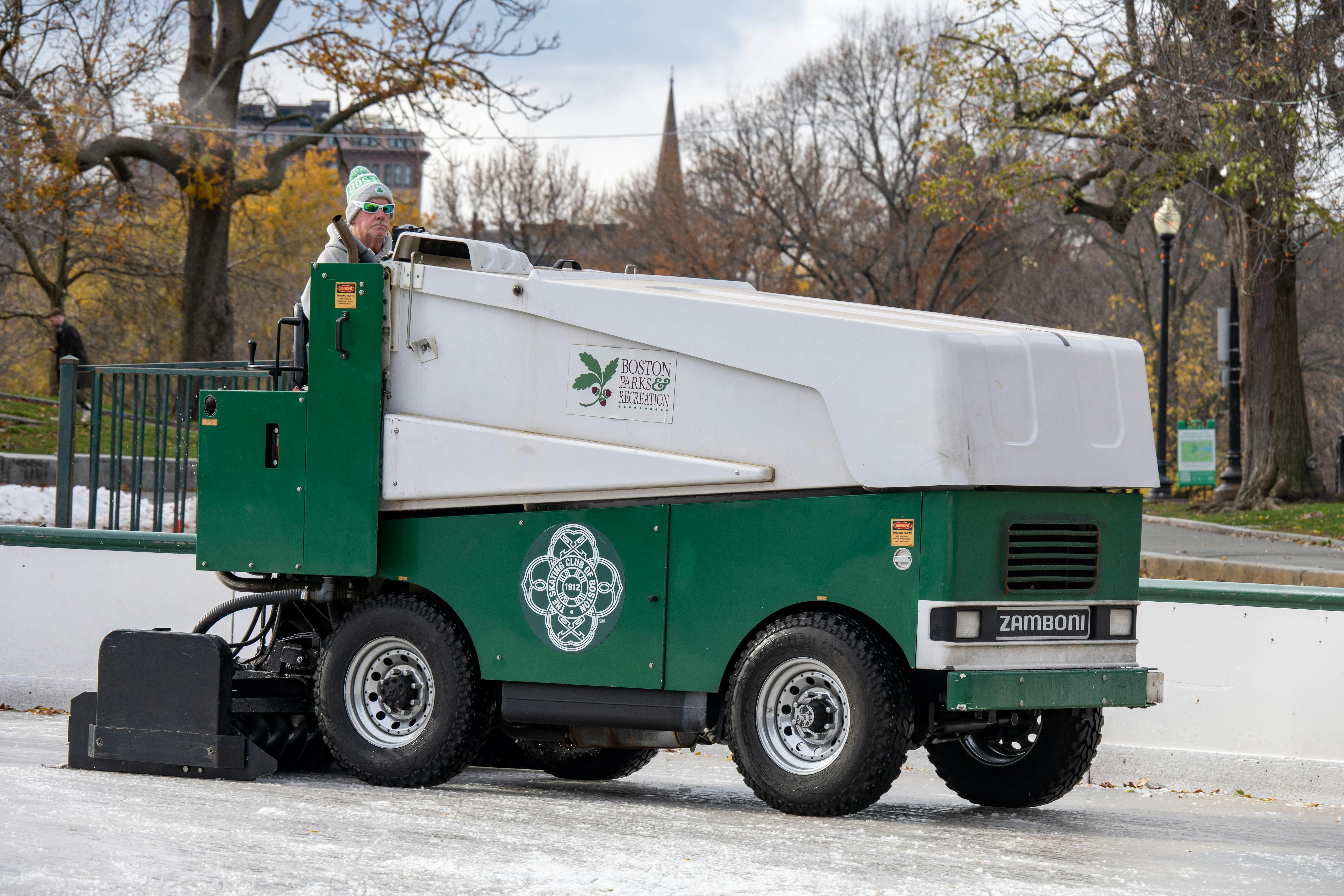 Începe sezonul distracției pe gheață