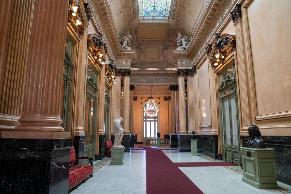 Impresionante arquitectura de un pasillo de mármol en Buenos Aires, con columnas y esculturas clásicas.