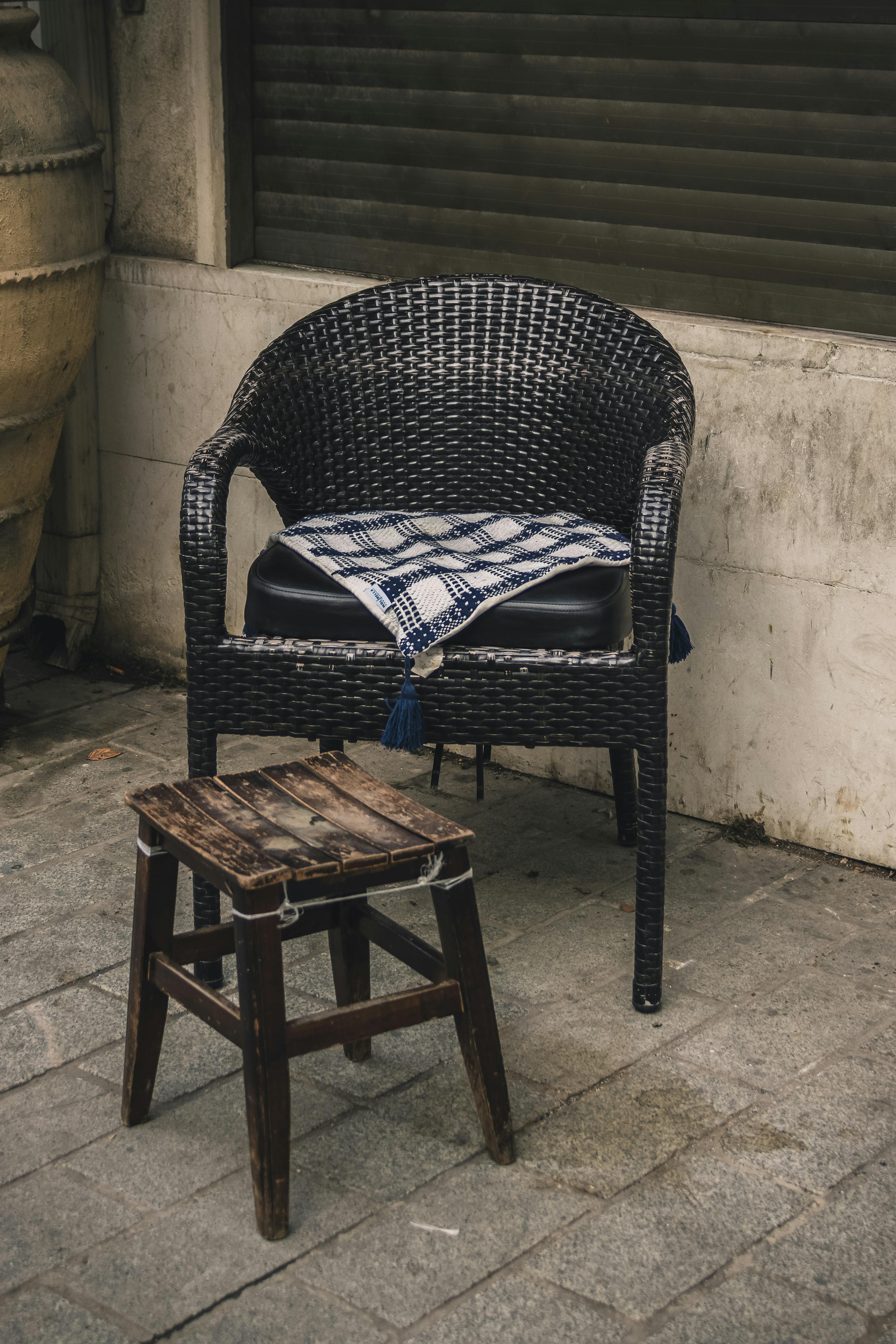 Gratuit O amenajare exterioară în stil vintage, cu un scaun din răchită și un scaun din lemn, ideală pentru terase confortabile. Fotografie de stoc