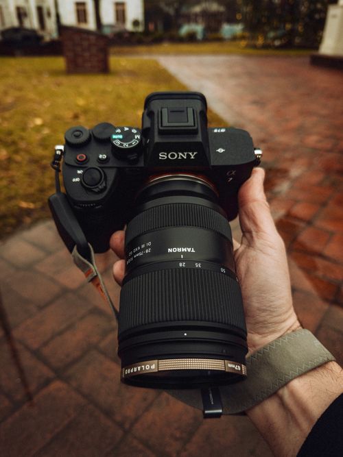Free Close-up of a DSLR camera with a telephoto lens, captured outdoors, showcasing professional photography equipment. Stock Photo