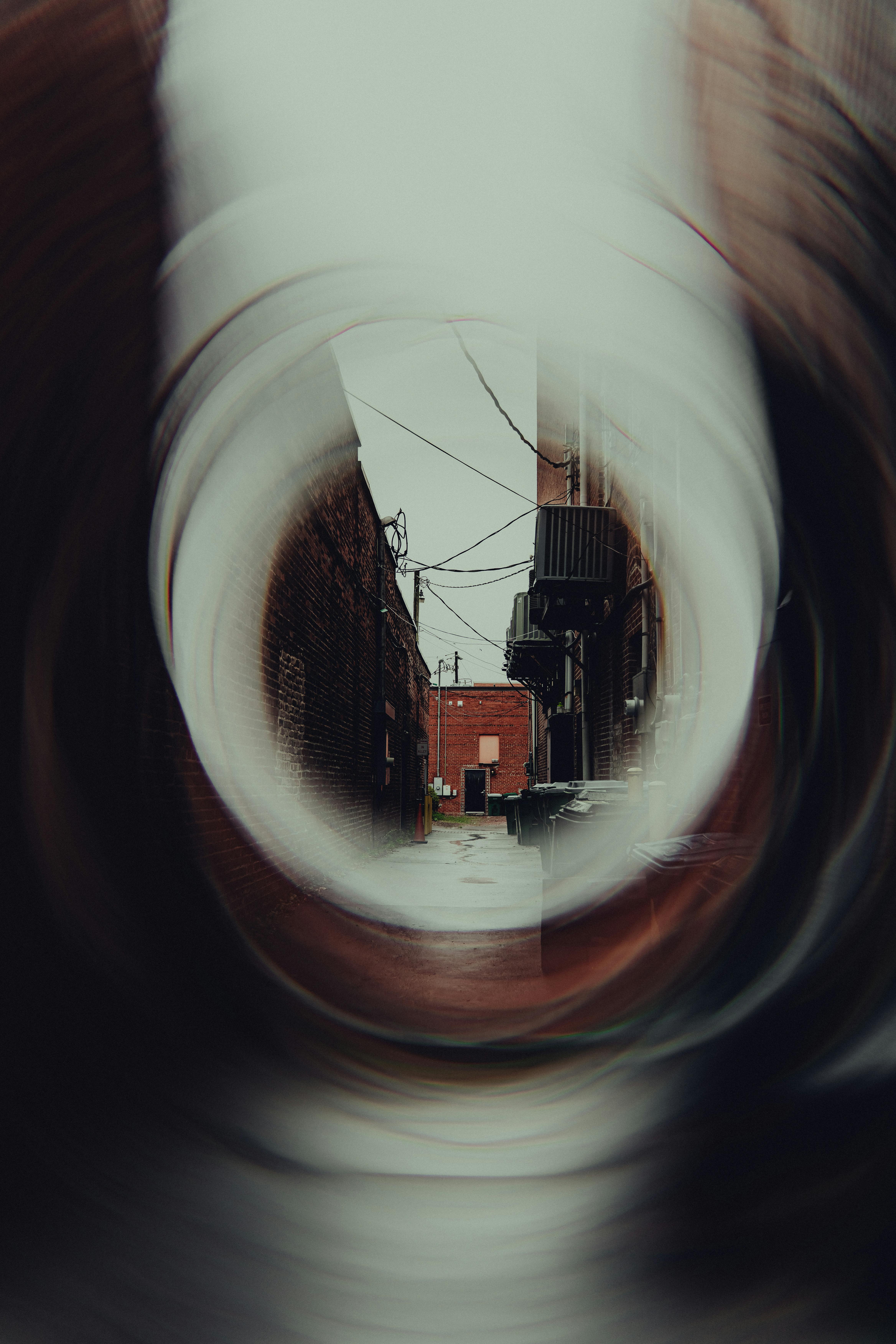 Gratis Una vista artística de un callejón urbano con un marco borroso y abstracto. Foto de stock