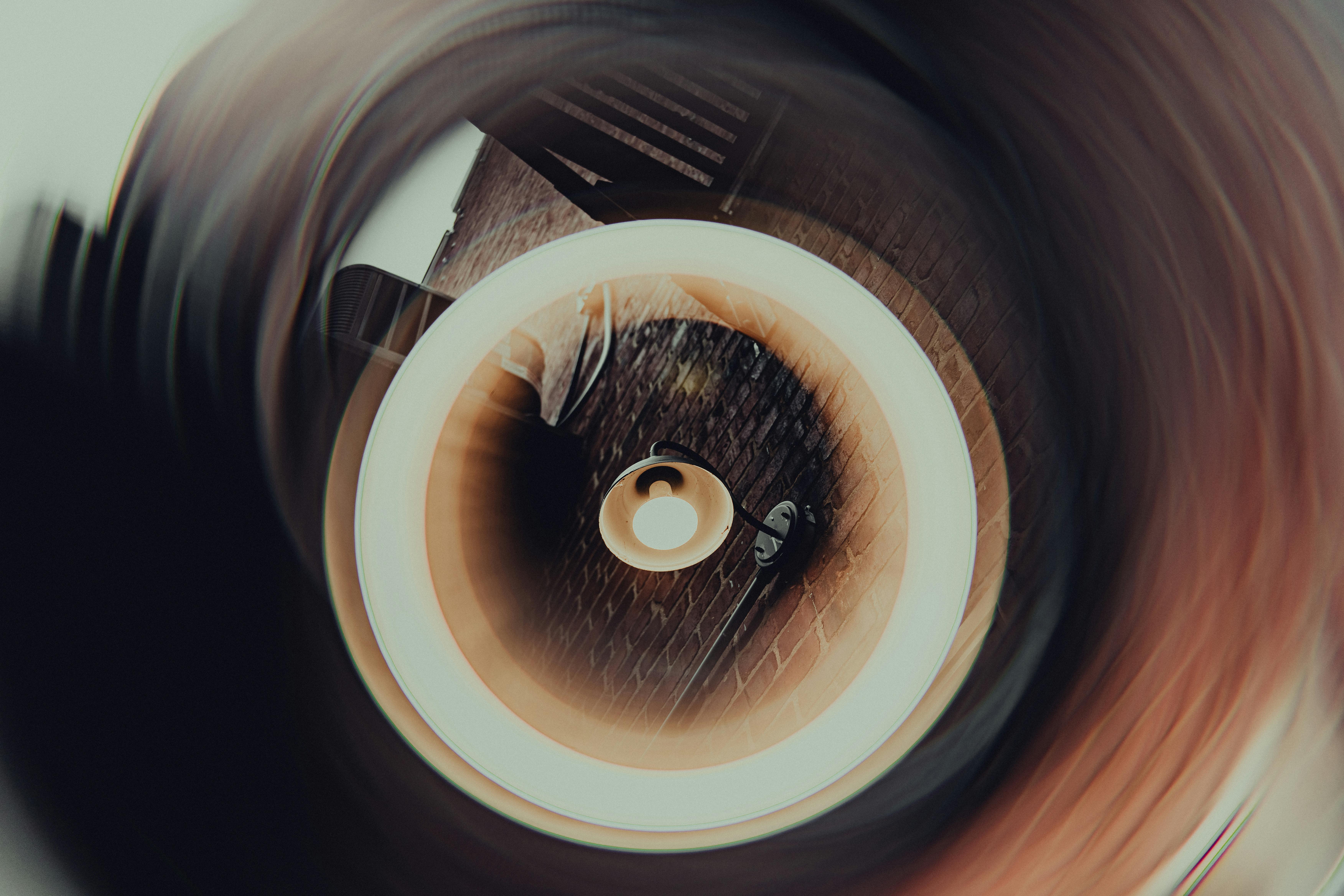 bezplatná Umělecká fotografie stropního světla s vířícím abstraktním efektem. Základová fotografie