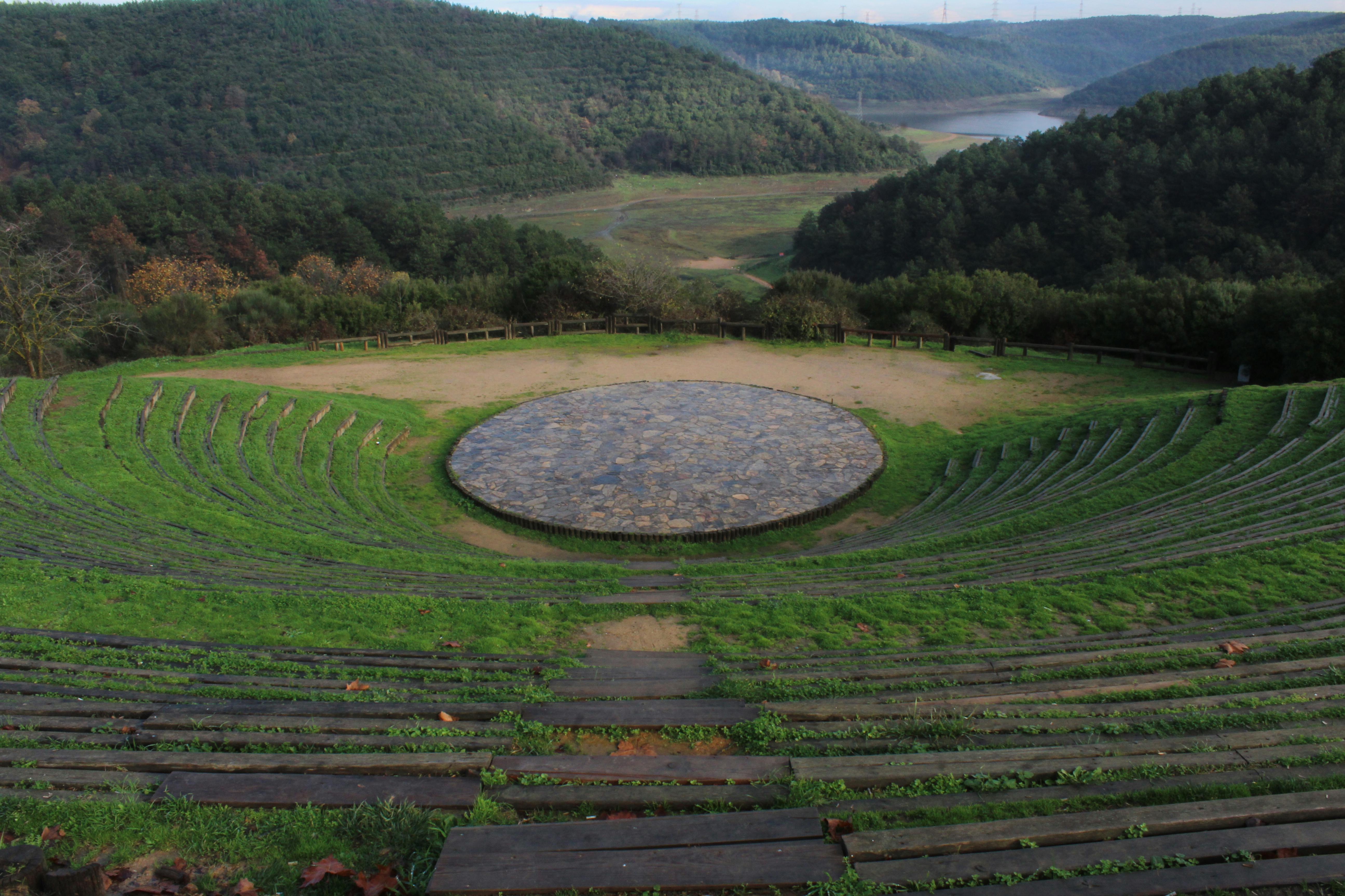 Ücretsiz açık tiyatro, ağaçlar, ahşap banklar içeren Ücretsiz stok fotoğraf Stok Fotoğraflar