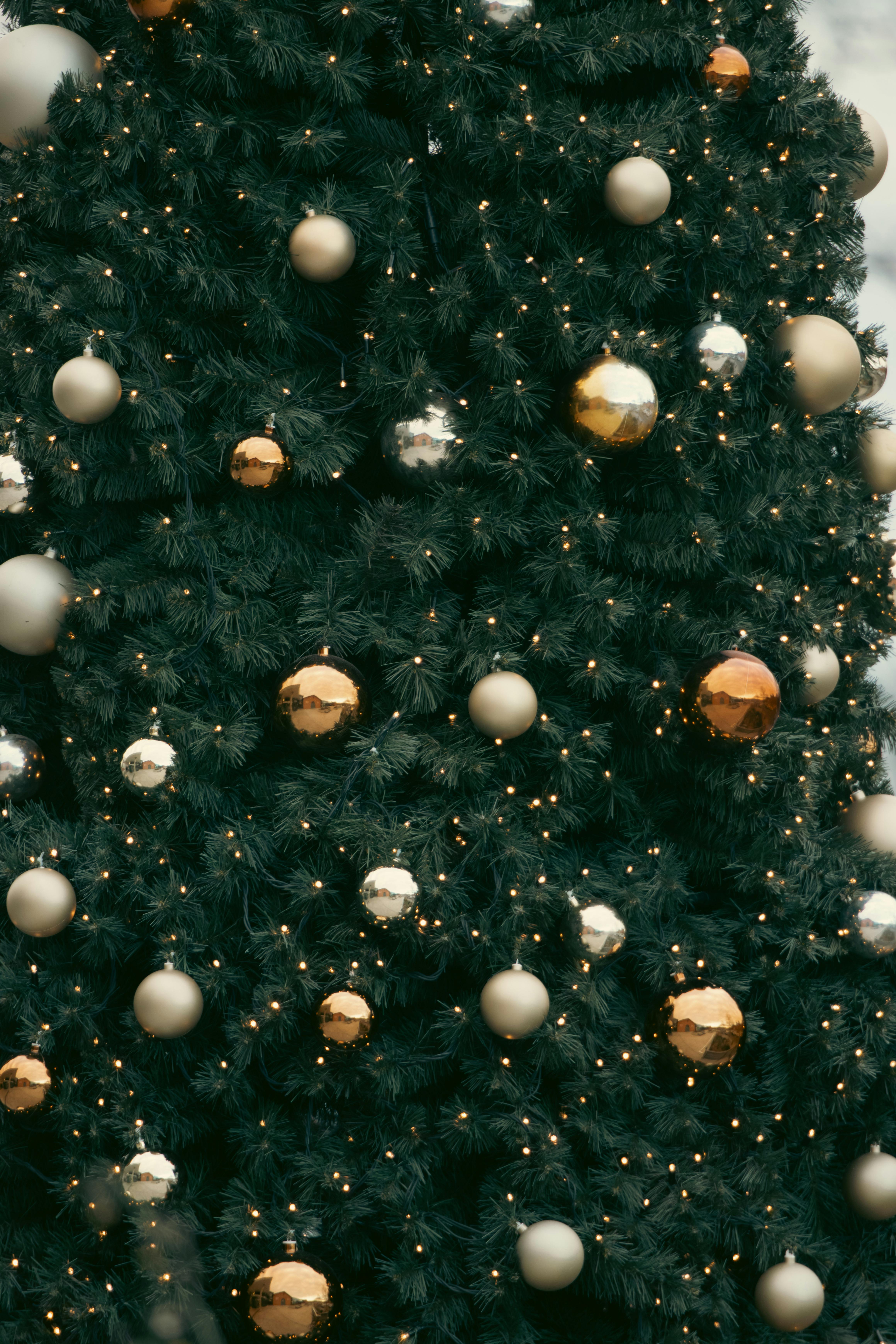 De franc Elegant arbre de Nadal adornat amb ornaments d'or i plata a Jönköping, Suècia. Foto d'estoc