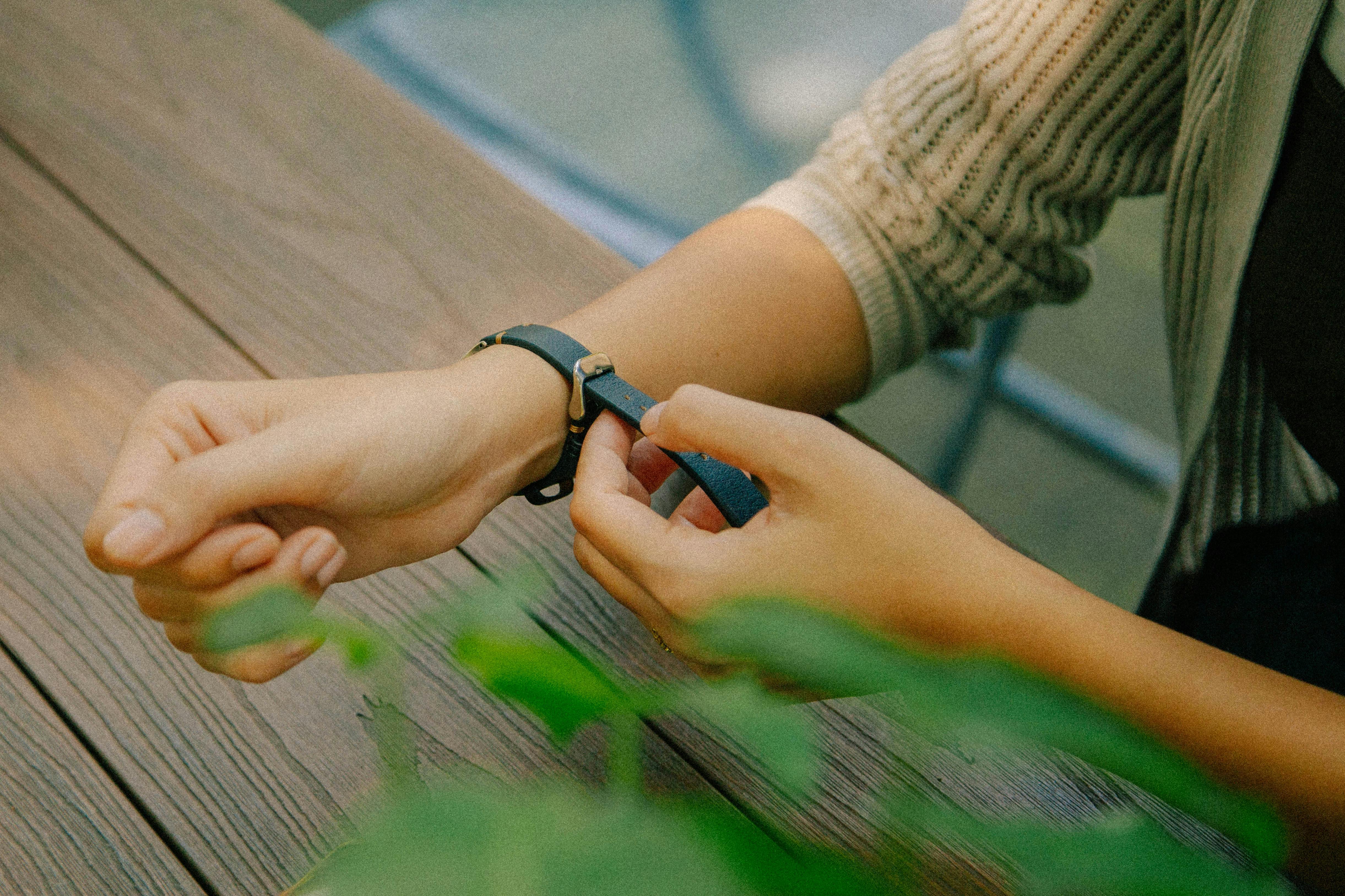 Fitbit Air vs. Whoop 5.0: Which Screenless Fitness Tracker Deserves a Spot on Your Wrist? — Photo by Bảo Minh on Pexels