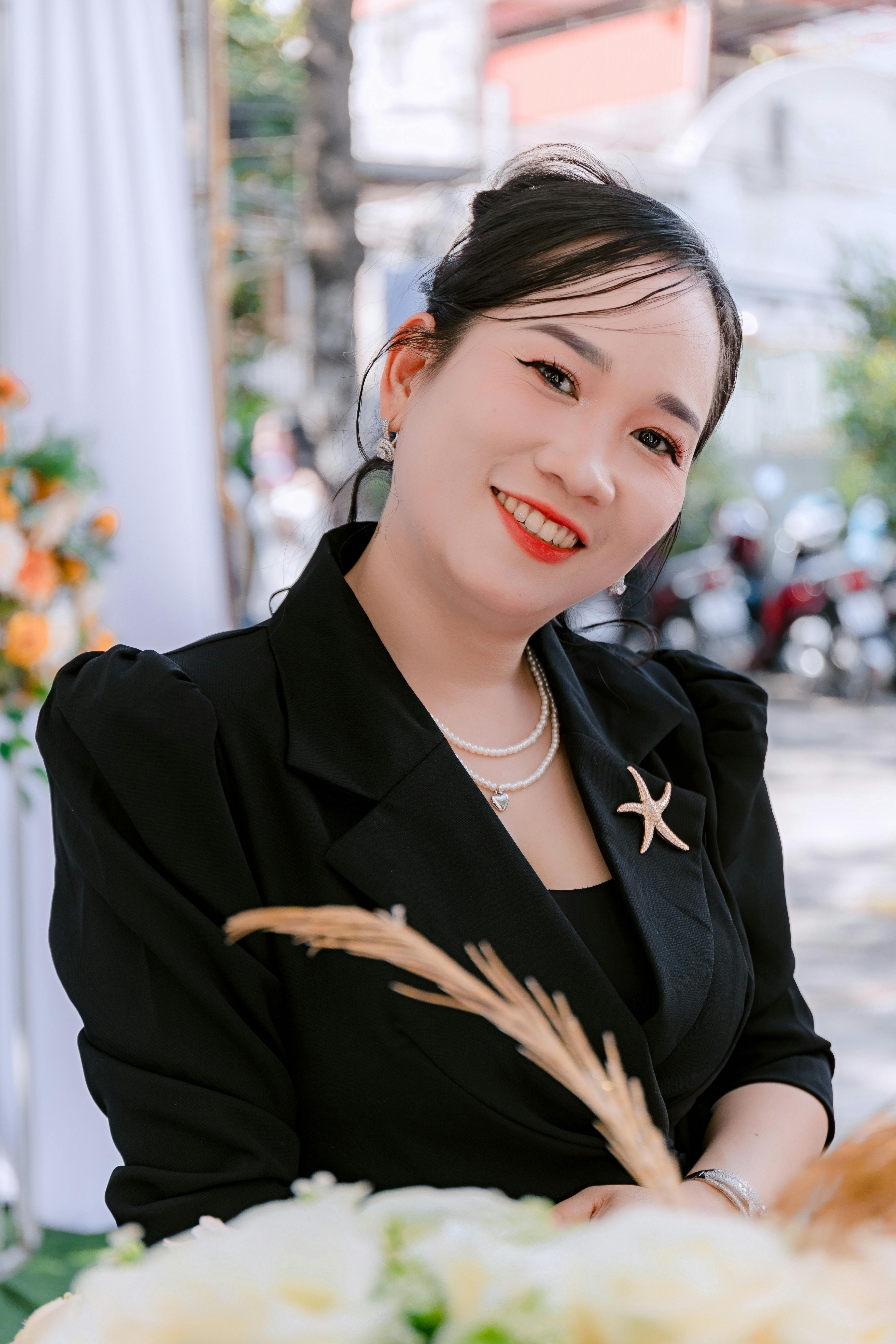 Free Charming woman outdoors in a black outfit, exuding elegance and confidence. Stock Photo