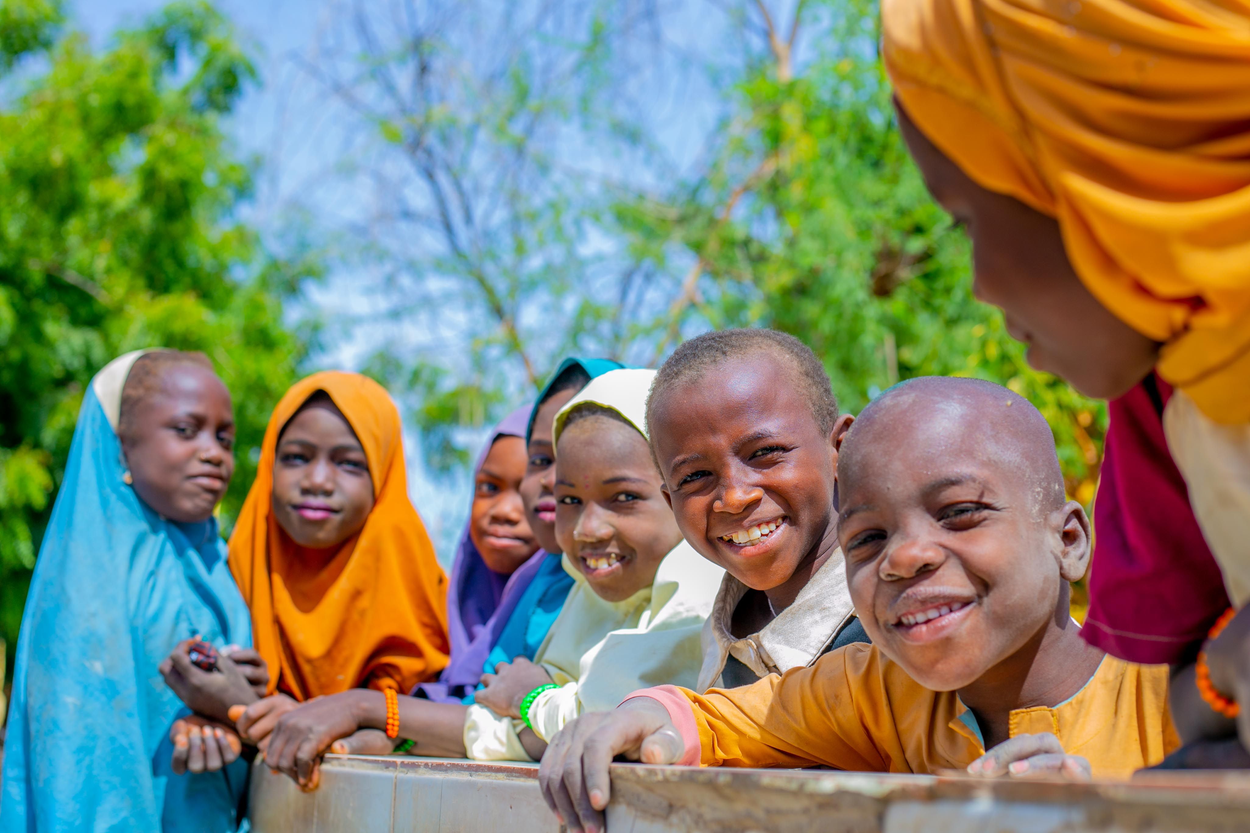 Niños Alegres Sonriendo Al Aire Libre En Un Día Soleado · Foto de stock ...