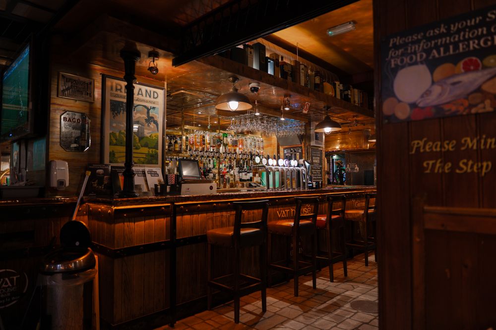 Interior cald și primitor de pub irlandez tradițional, cu bar de lemn