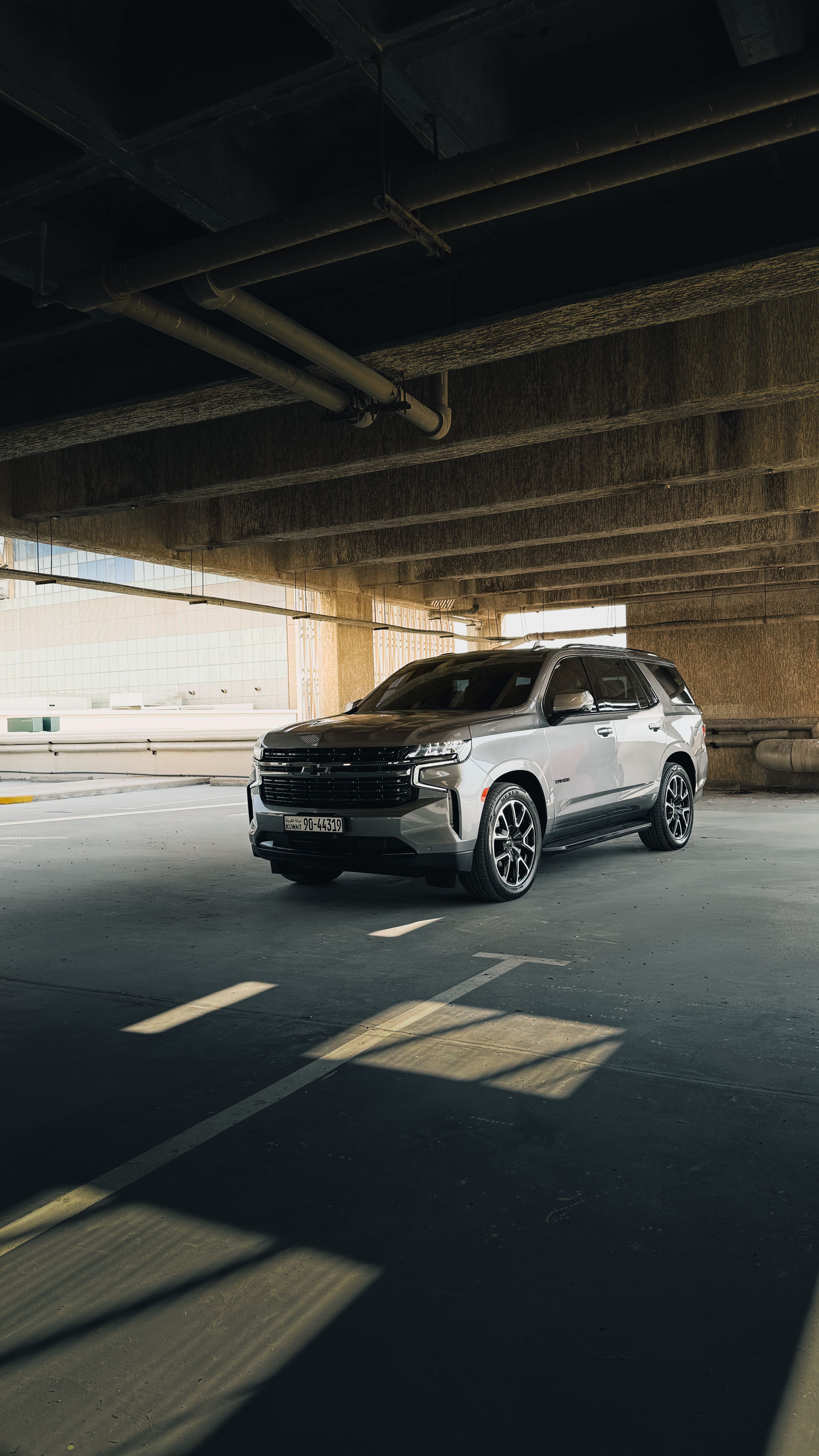 Серебристый SUV в городском потоке