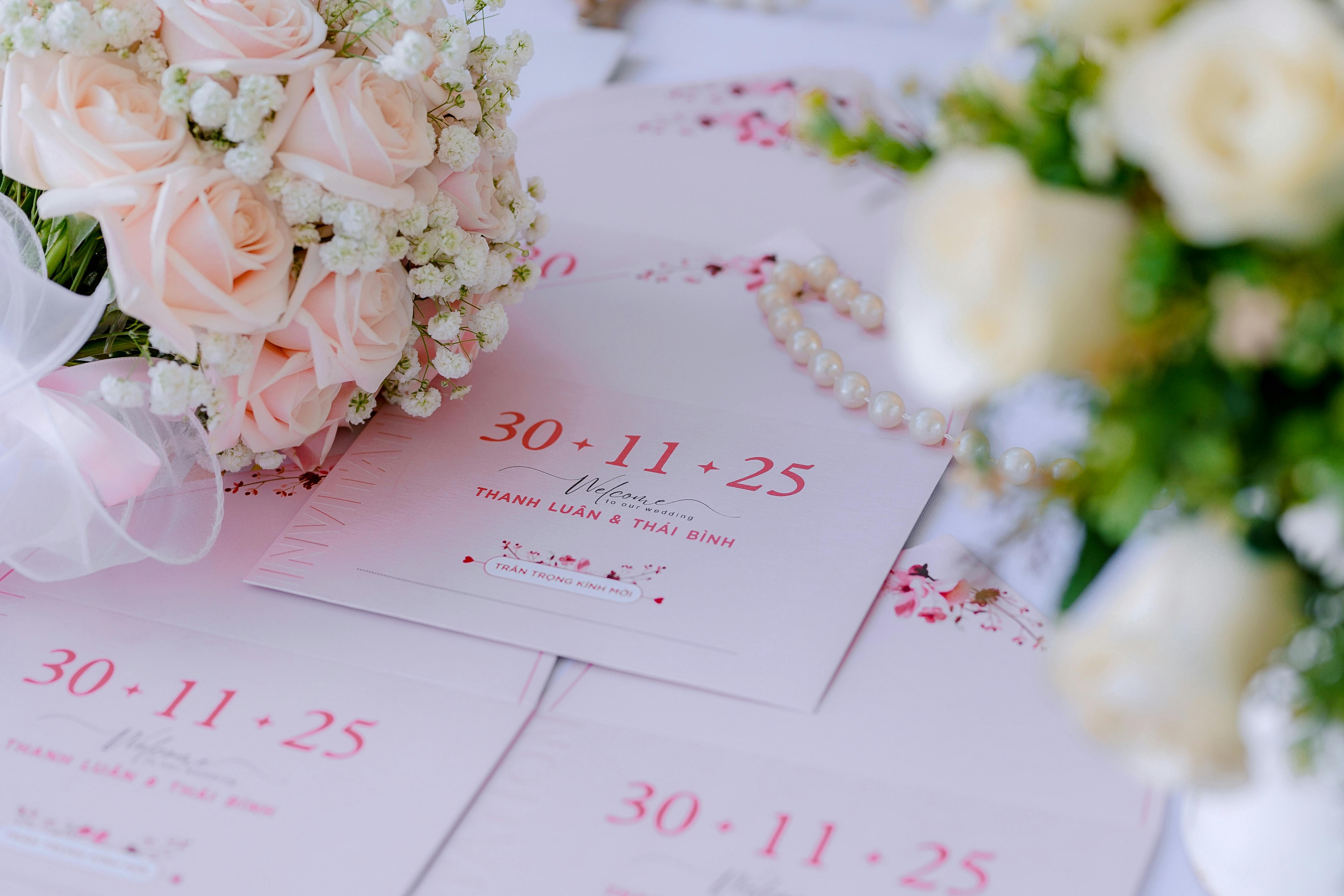 Profesyonel davetiye baskı atölyesi, altın yaldızlı minimalist düğün davetiyesi baskı süreci