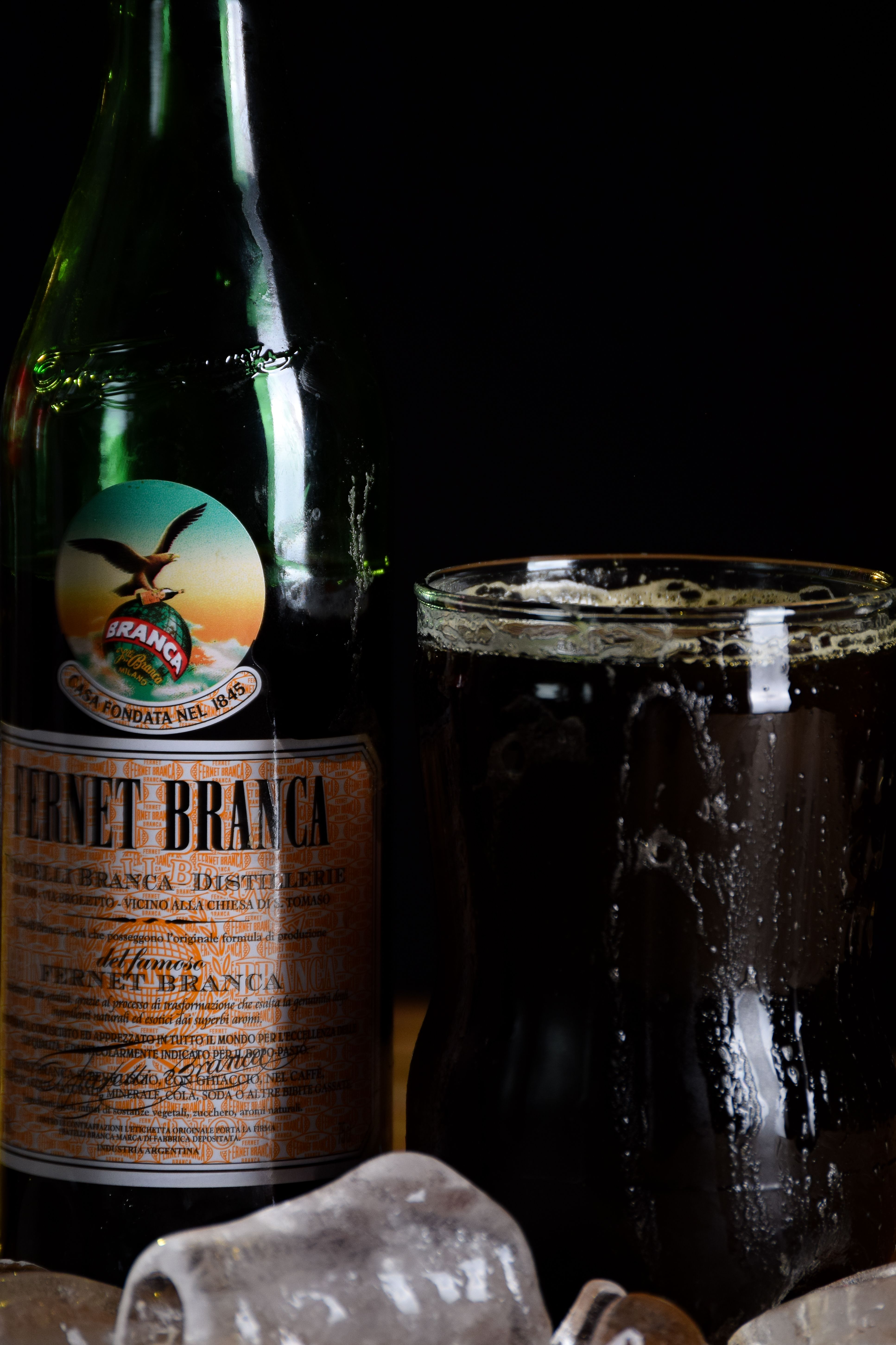 Botella De Fernet Branca Con Vaso De Hielo · Foto de stock gratuita