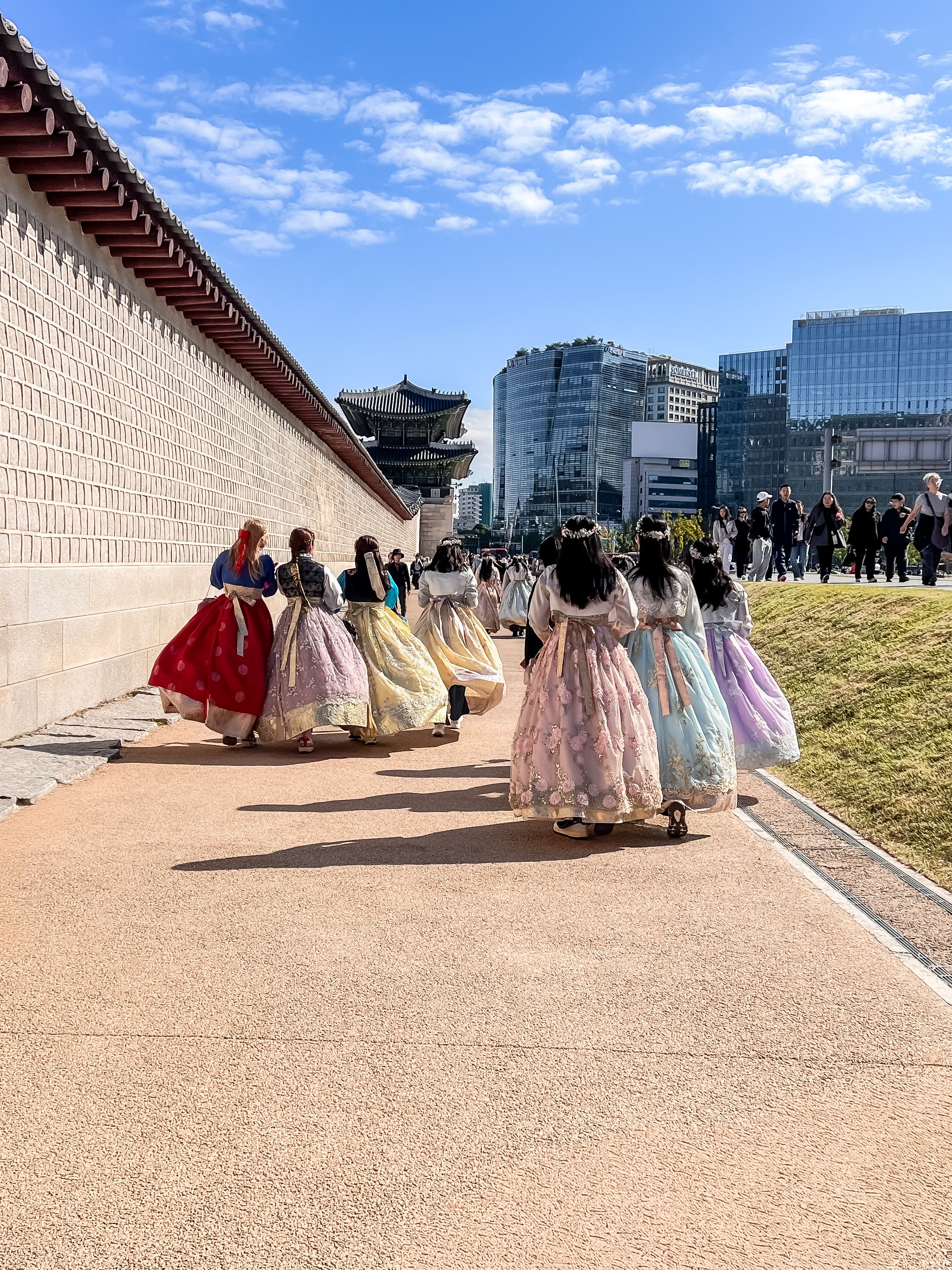 Beragam warna pakaian yang dapat dipilih saat sewa hanbok Korea di Seoul