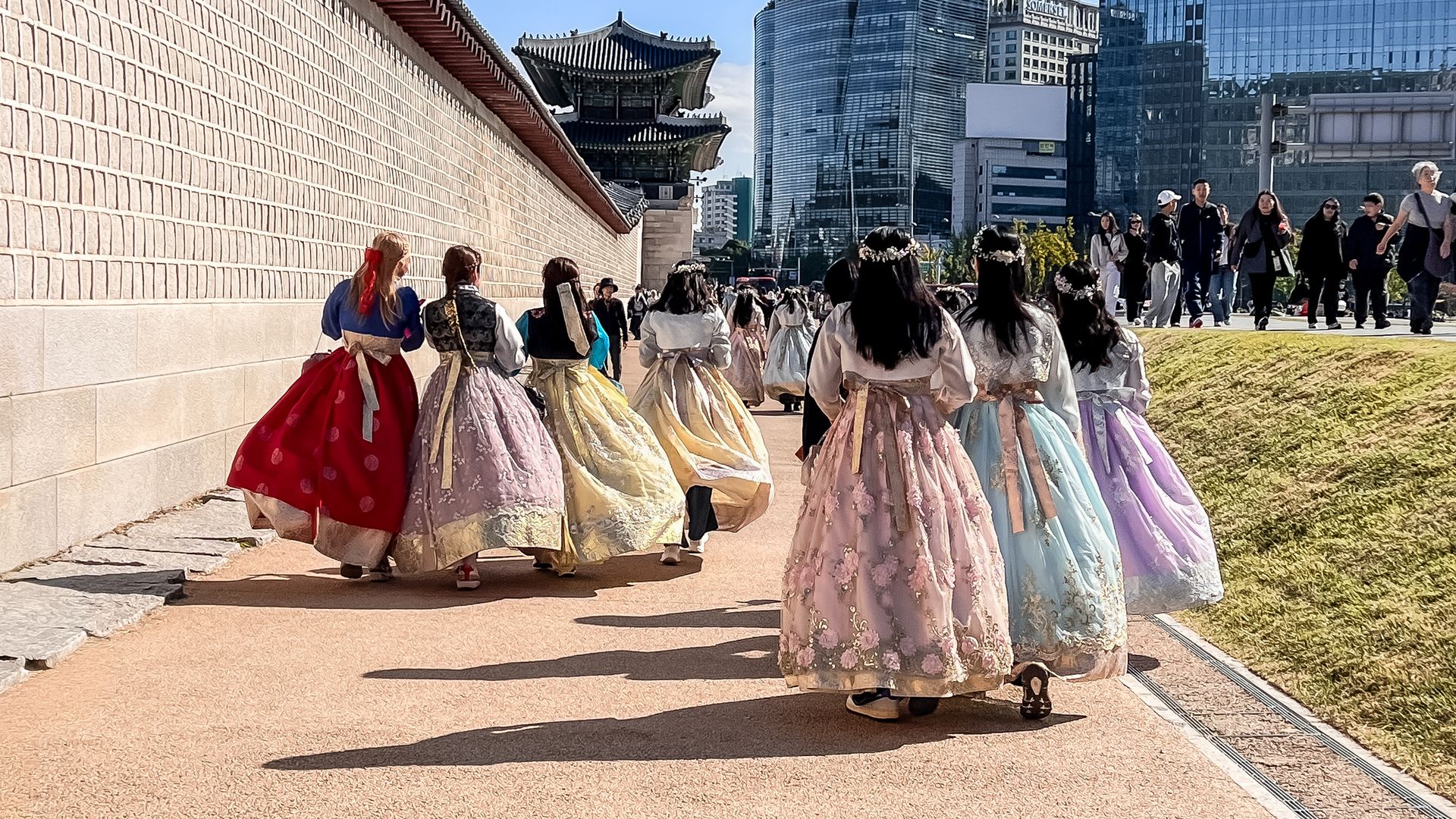 Beragam warna pakaian yang dapat dipilih saat sewa hanbok Korea di Seoul