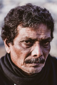 一位表情若有所思、留着胡须的严肃老人的特写肖像