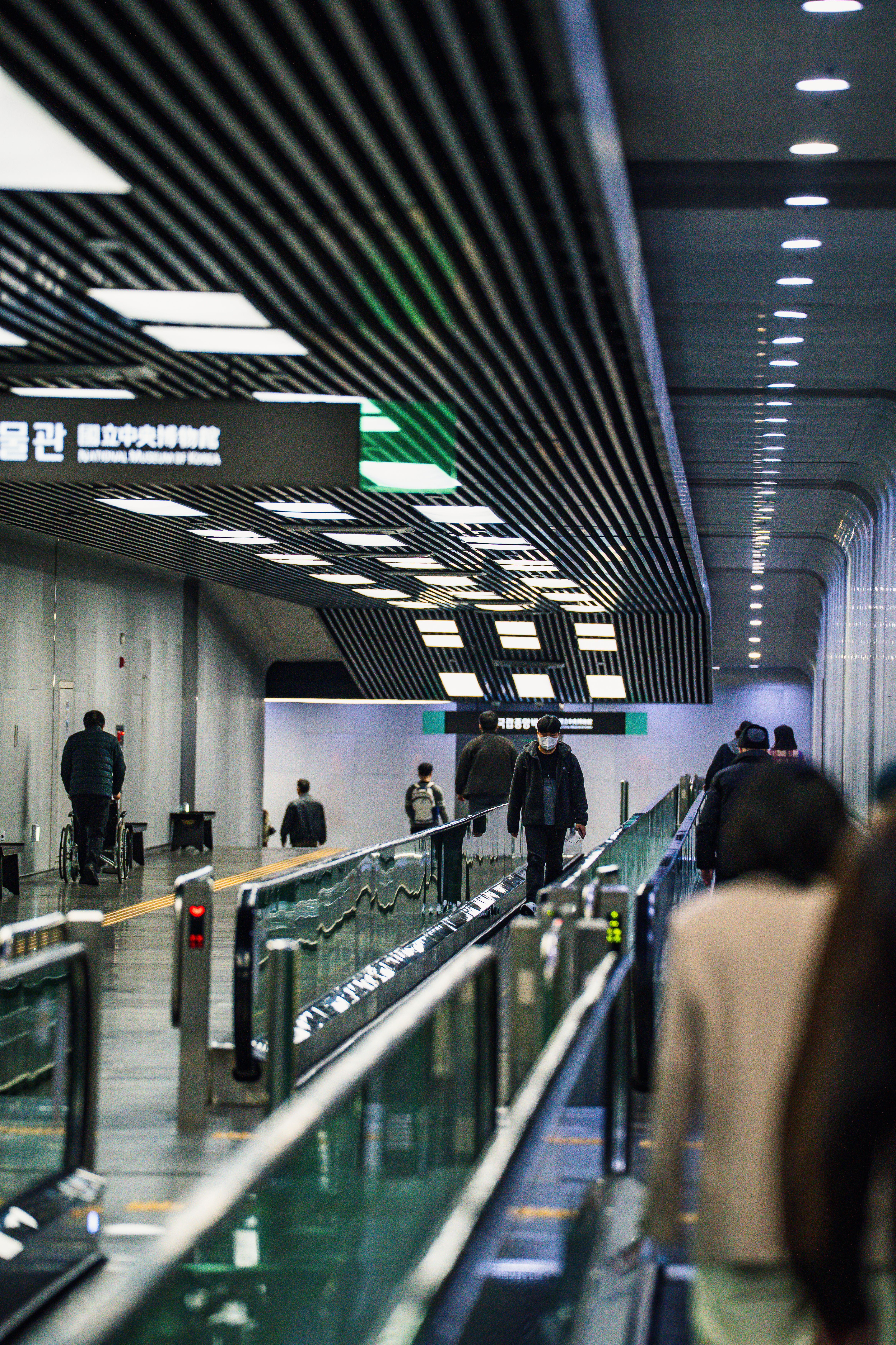Penumpang menggunakan escalator sebagai bagian pengalaman belajar cara naik subway Seoul