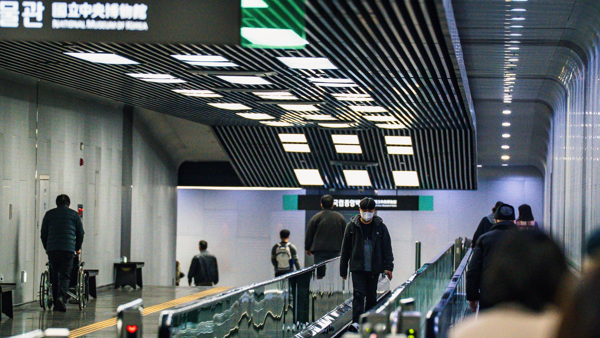 Penumpang menggunakan escalator sebagai bagian pengalaman belajar cara naik subway Seoul