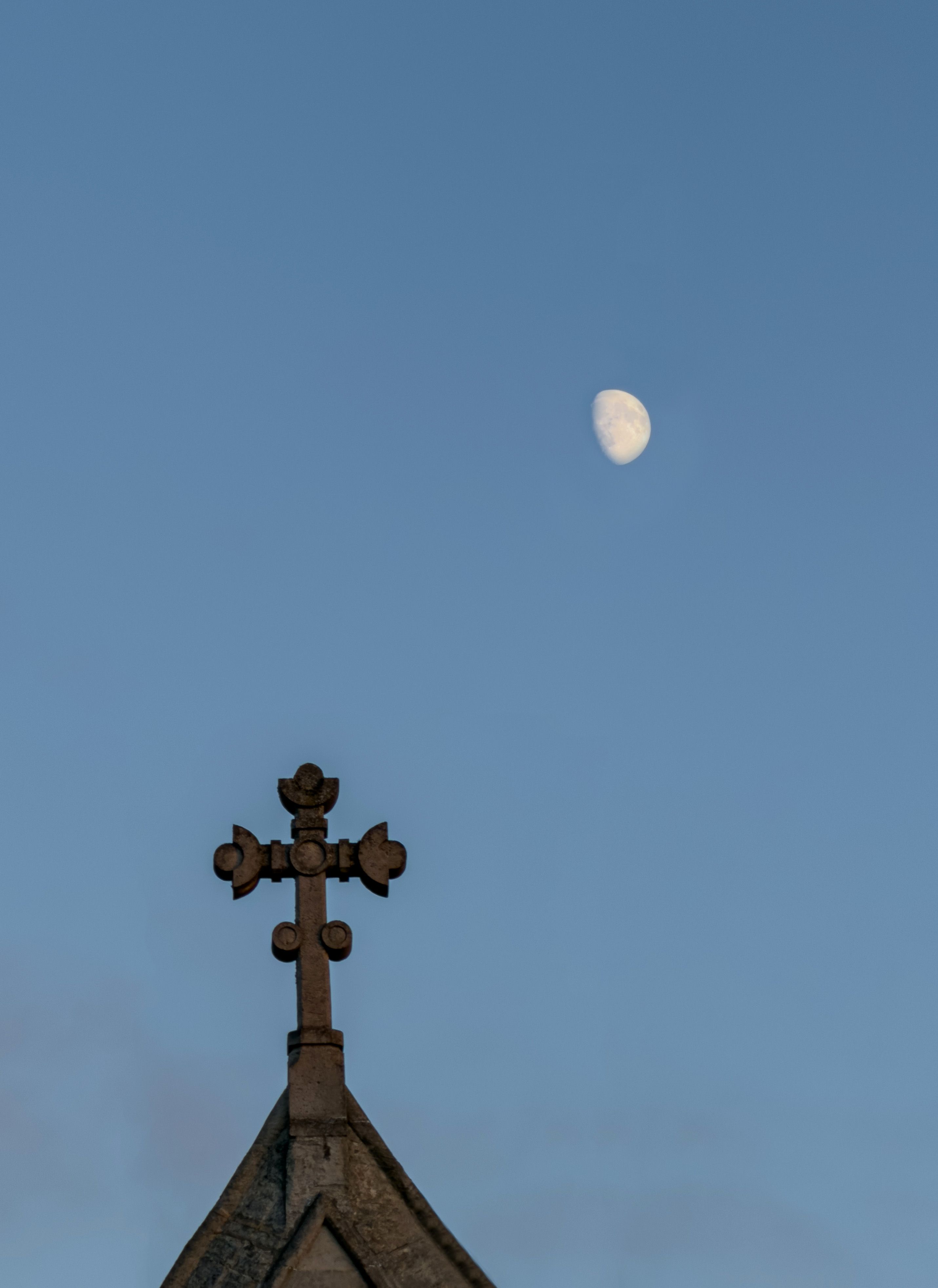 Cruz De Arquitectura Gótica Bajo El Cielo Iluminado Por La Luna · Foto ...