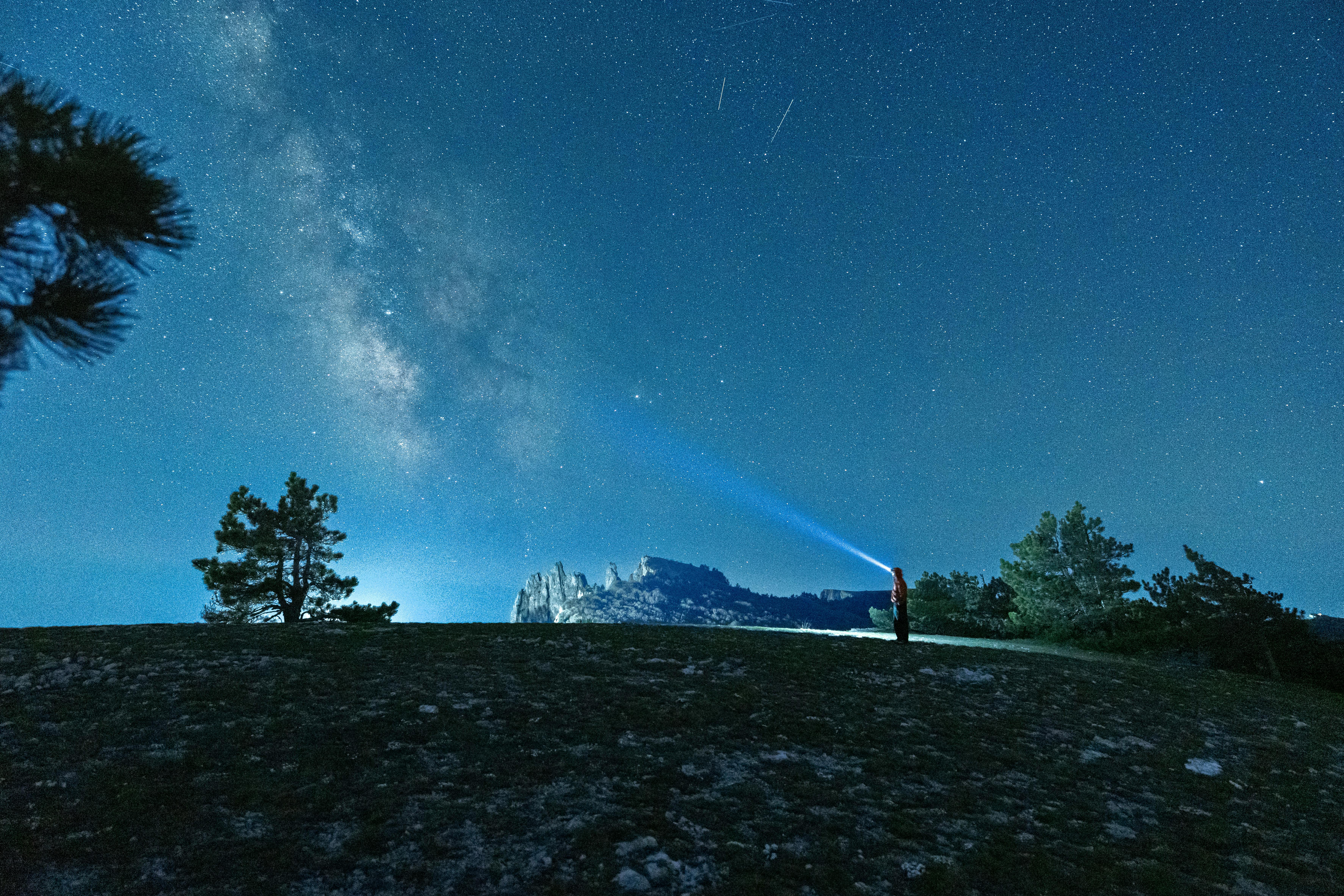 星空與海岸的寧靜夜晚