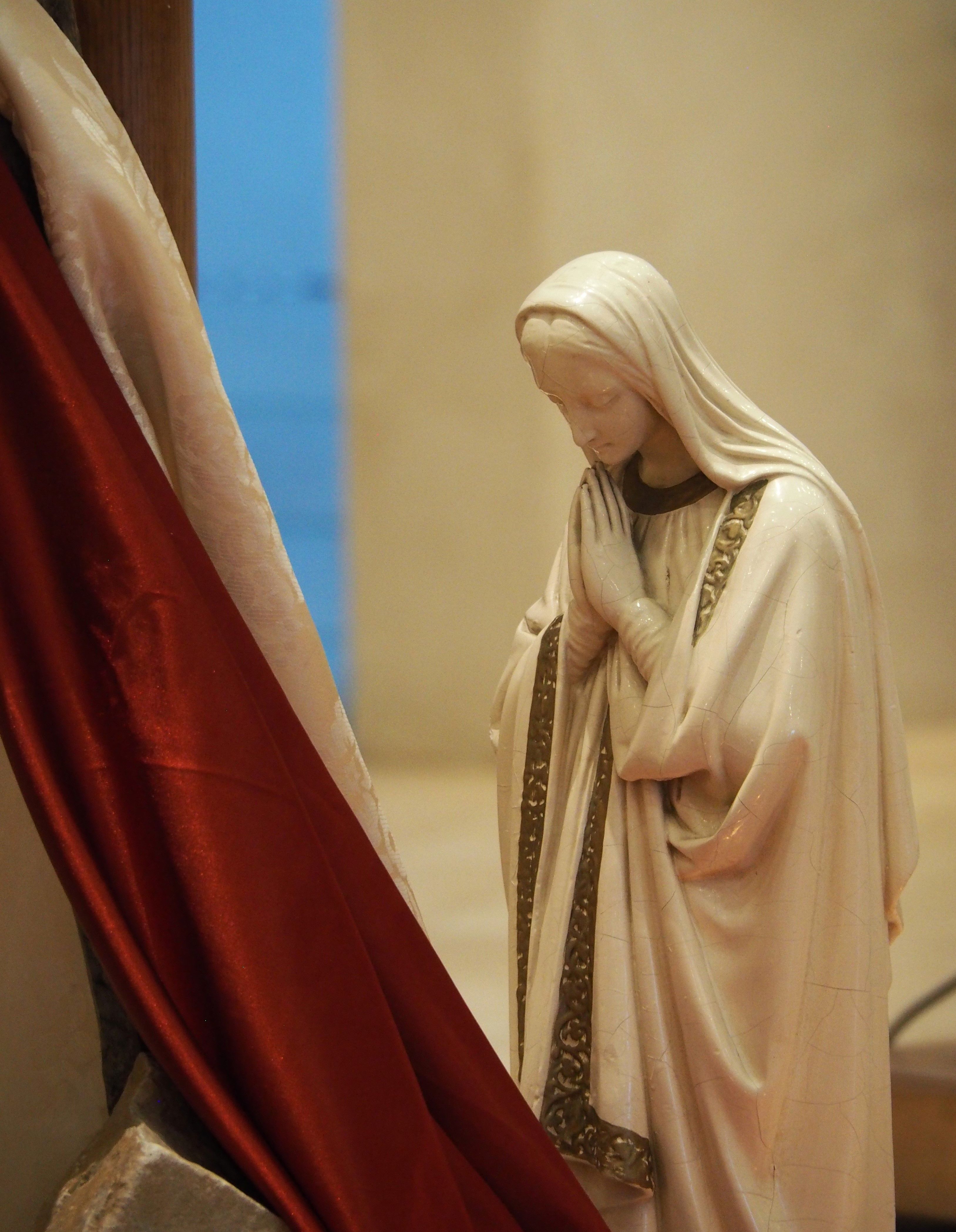Virgin Mary Statue in Prayerful Reflection · Free Stock Photo