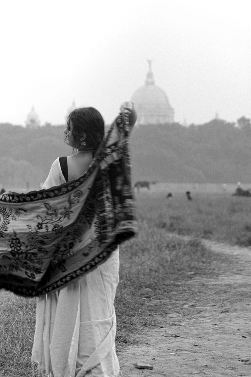 Free Woman in traditional attire at Kolkata's Victoria Memorial park in monochrome setting. Stock Photo