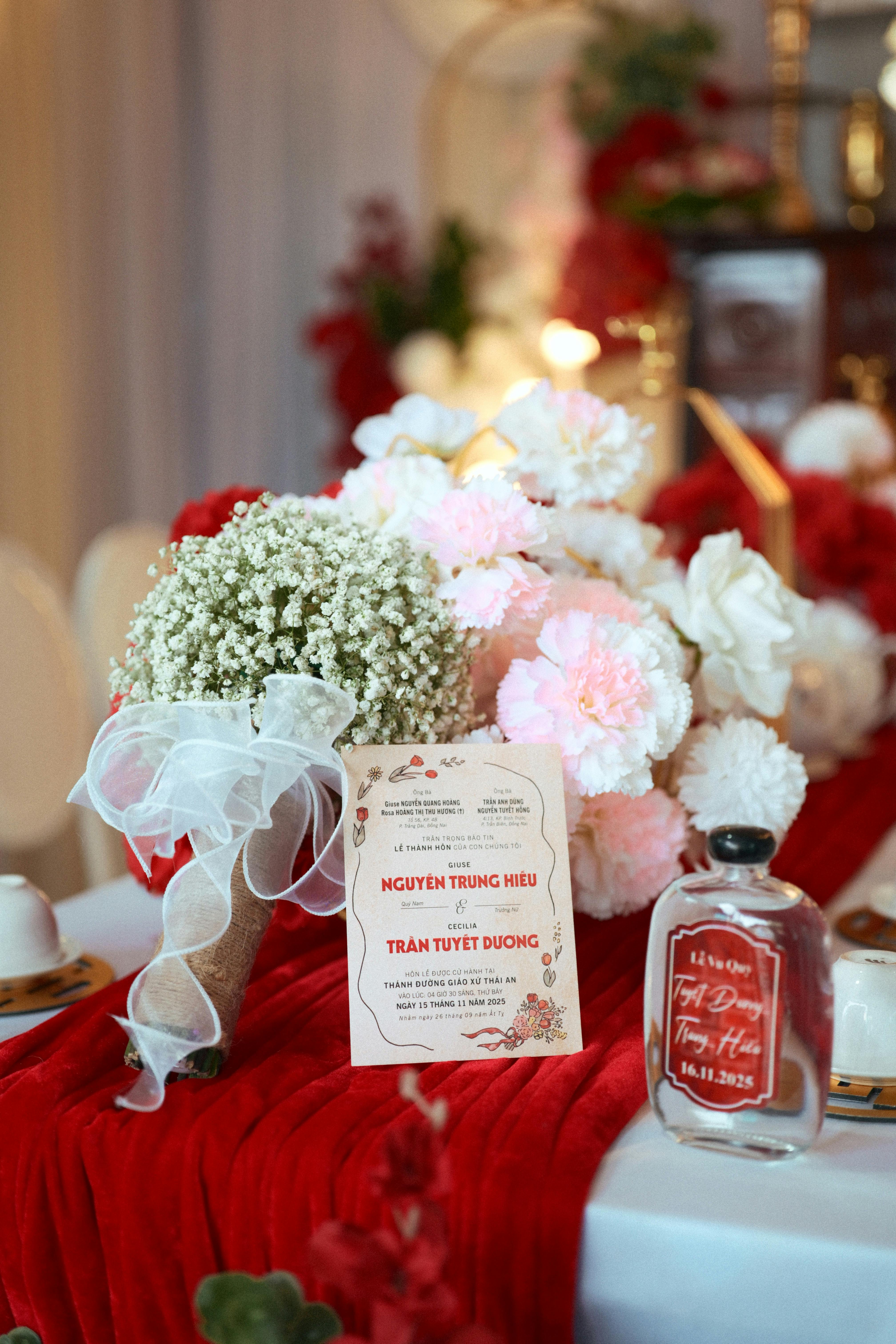 Chic wedding table with flowers, elegant invitations, and decorative elements.